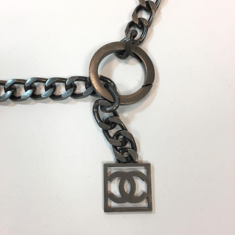 2 in 1: catena Chanel in rutenio opaco con perle, può essere indossata come collana o come cintura
Prodotto in Francia
Condizioni: molto buone
Materiale: metallo, perline perlate
Colori: argento, madreperla
Ferramenta: metallo opaco con finitura