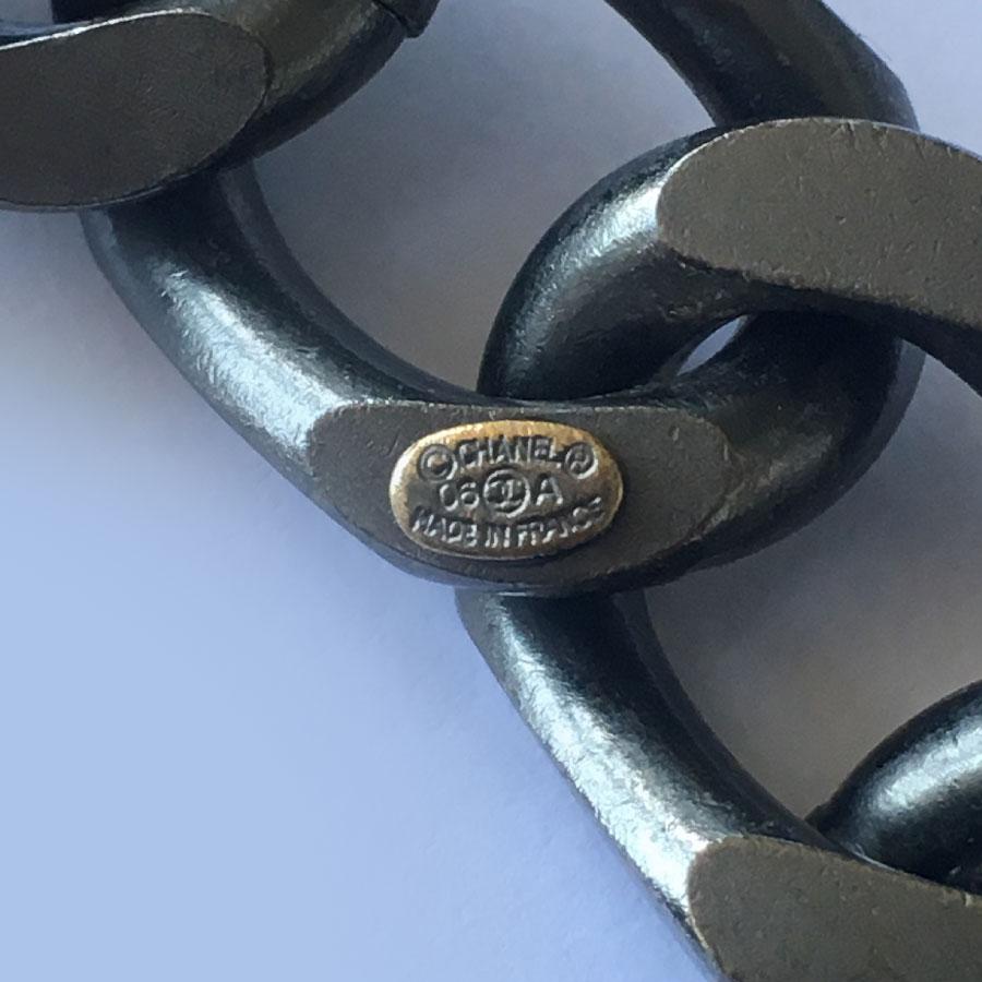 Chanel cintura-collana con catena in rutenio e perline perlate in vendita 1