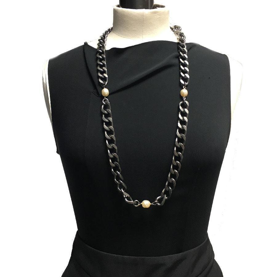 Chanel cintura-collana con catena in rutenio e perline perlate in vendita 2