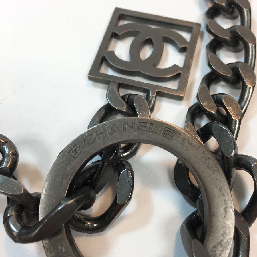 Chanel cintura-collana con catena in rutenio e perline perlate in vendita 3