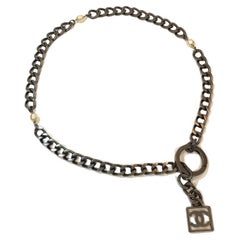 Cinturón-collar CHANEL de cadena de rutenio y cuentas nacaradas