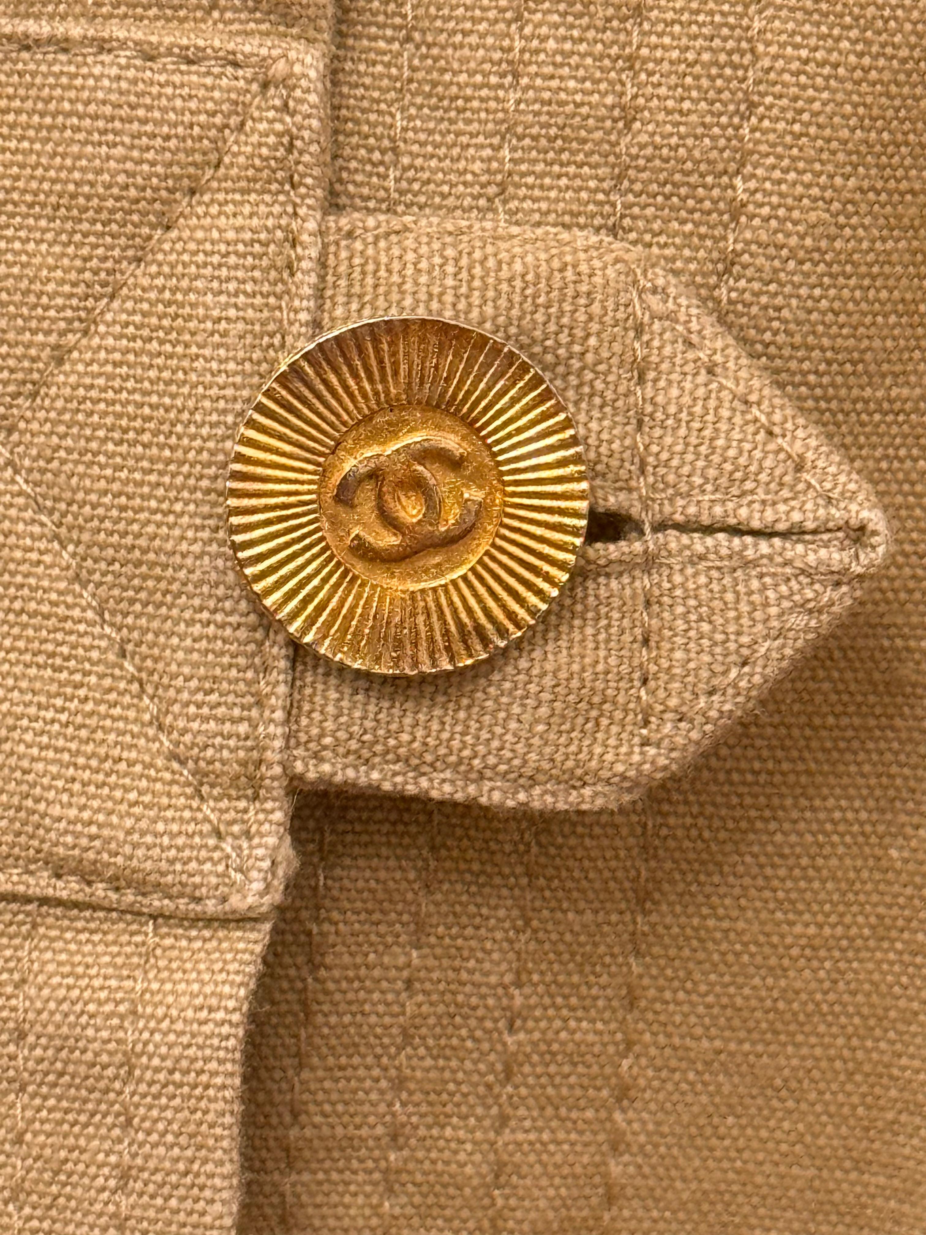 Chanel Printemps Eté 1985 veste en coton, 12 boutons CC logo sunburst plaqué or 24k, doublure en soie léger jaunissement sous les aisselles sur la doublure, pas d'étiquette de taille elle peut aller de US 0 à US 6 (taille 34 FR jusqu'à taille 40 FR)
