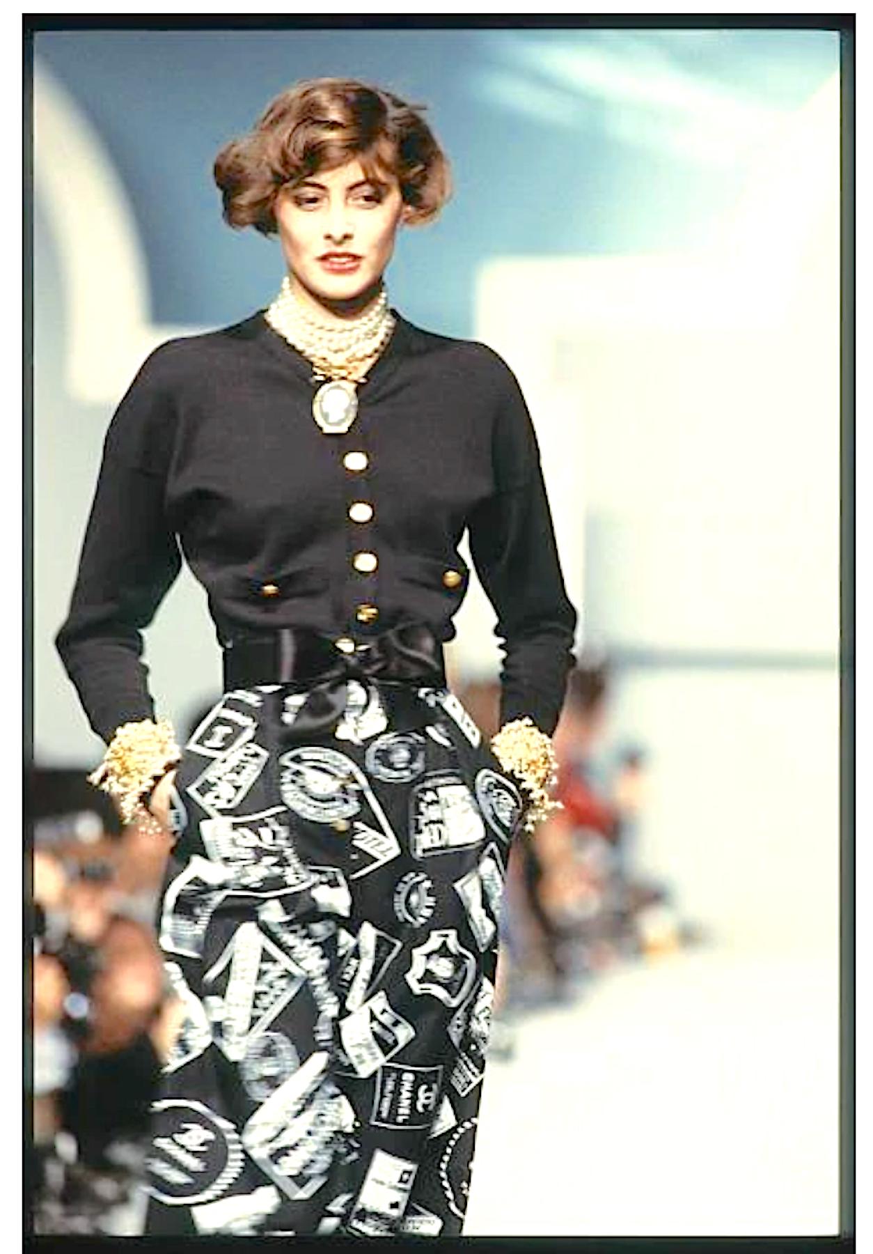 Chanel S/S 1989 campaign runway Grand Hotel print full skirt with matching belt In Good Condition In Antwerp, BE