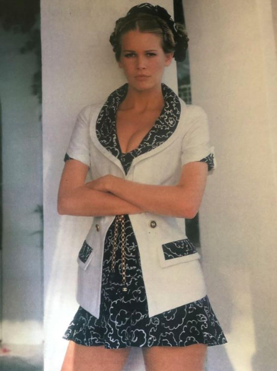 Dies ist ein seltenes und sammelwürdiges Vintage-Oberteil im Korsett-Stil von Chanel aus der Frühjahrskollektion 1993. Es wurde während Karl Lagerfelds Amtszeit entworfen und zeichnet sich durch eine strukturierte Silhouette mit schmeichelhaftem