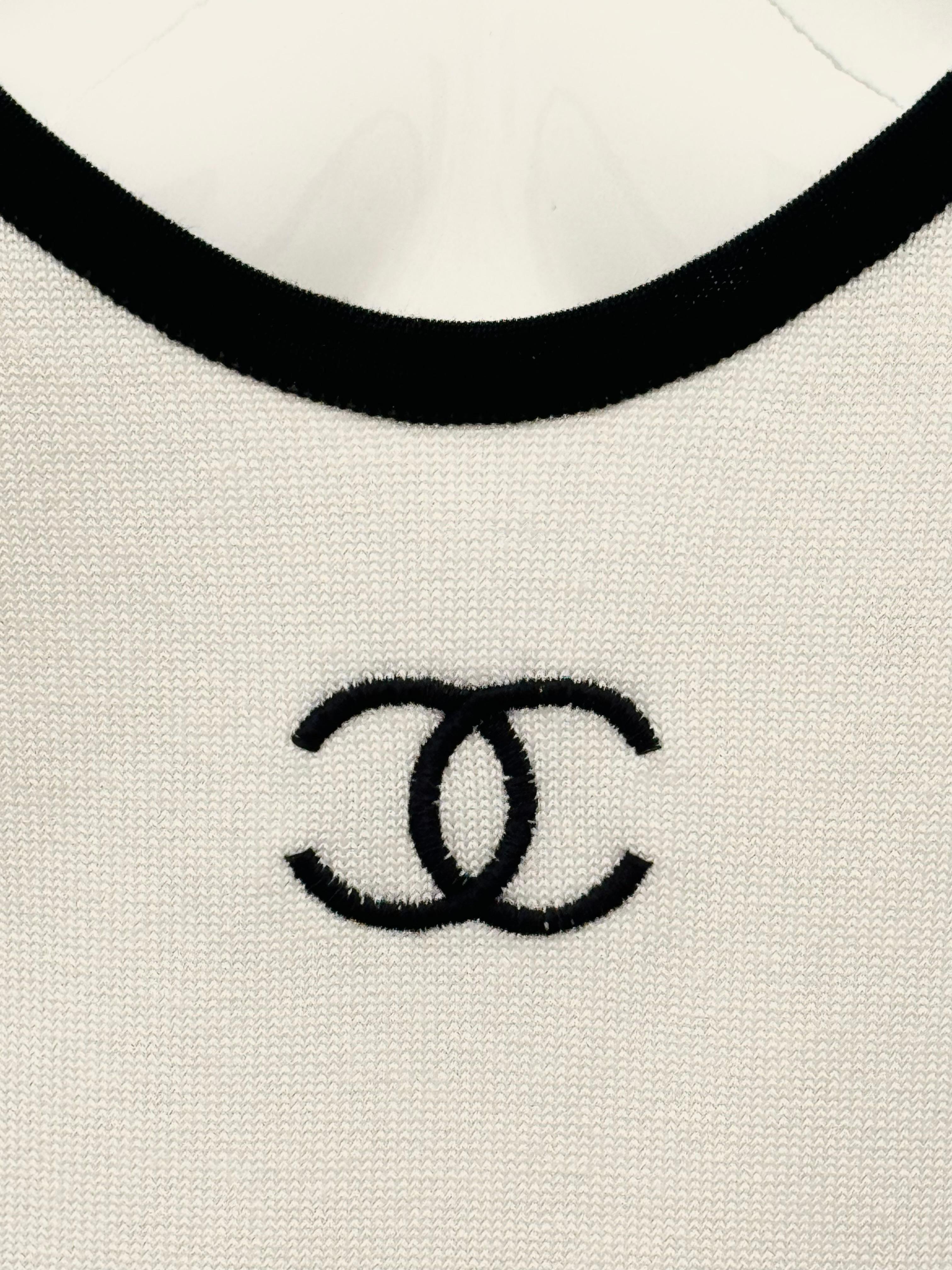 Seltene Chanel Sammlerstück Frühjahr Sommer 1994 von Karl Lagerfeld CC Logo Stickerei weiß und schwarz Baumwollkleid Büste 32 Zoll bis 42 Zoll, Länge 36 Zoll. Immaculate weiß keine Flecken, nur 2 Minors Fragen die 2 letzten Bilder. Durch das