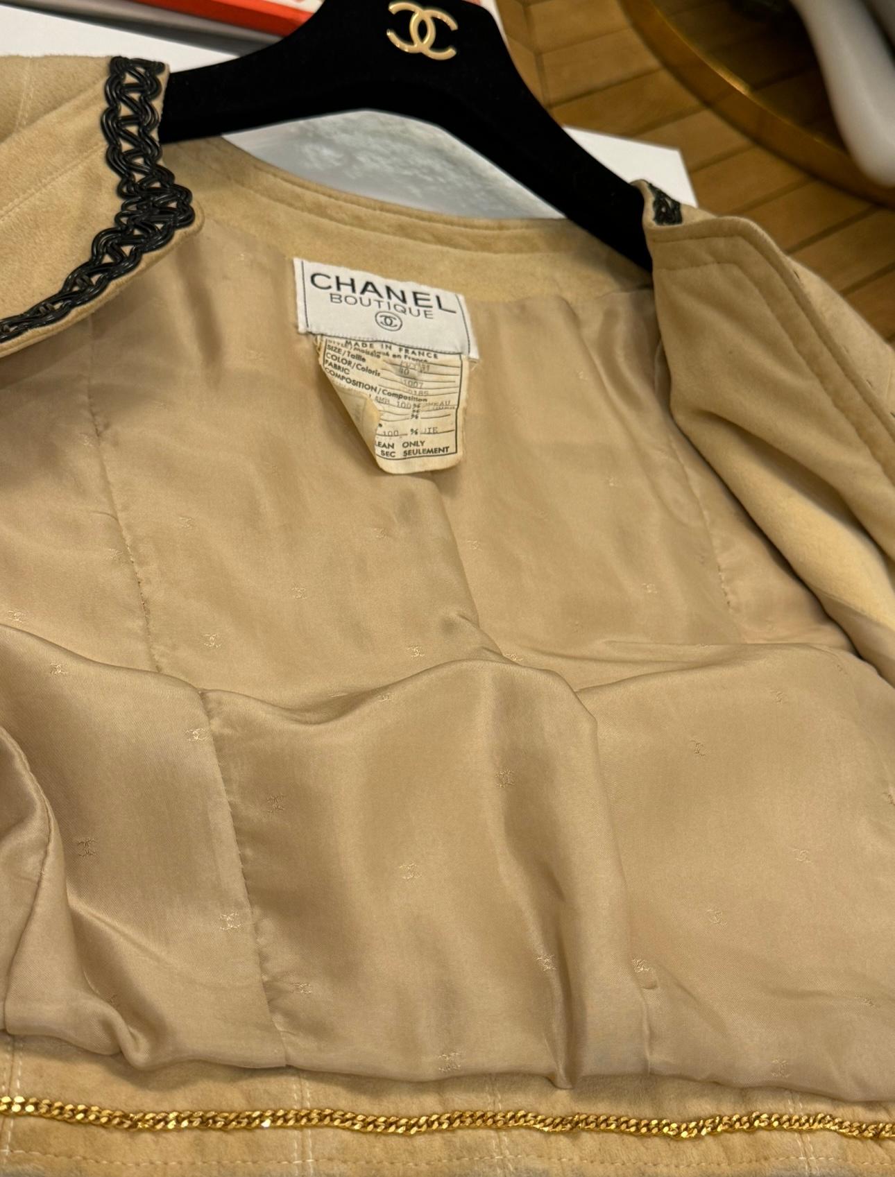 Chanel S/S 1994 Laufsteg beige Wildleder-Lammfell-Lederjacke im Angebot 5