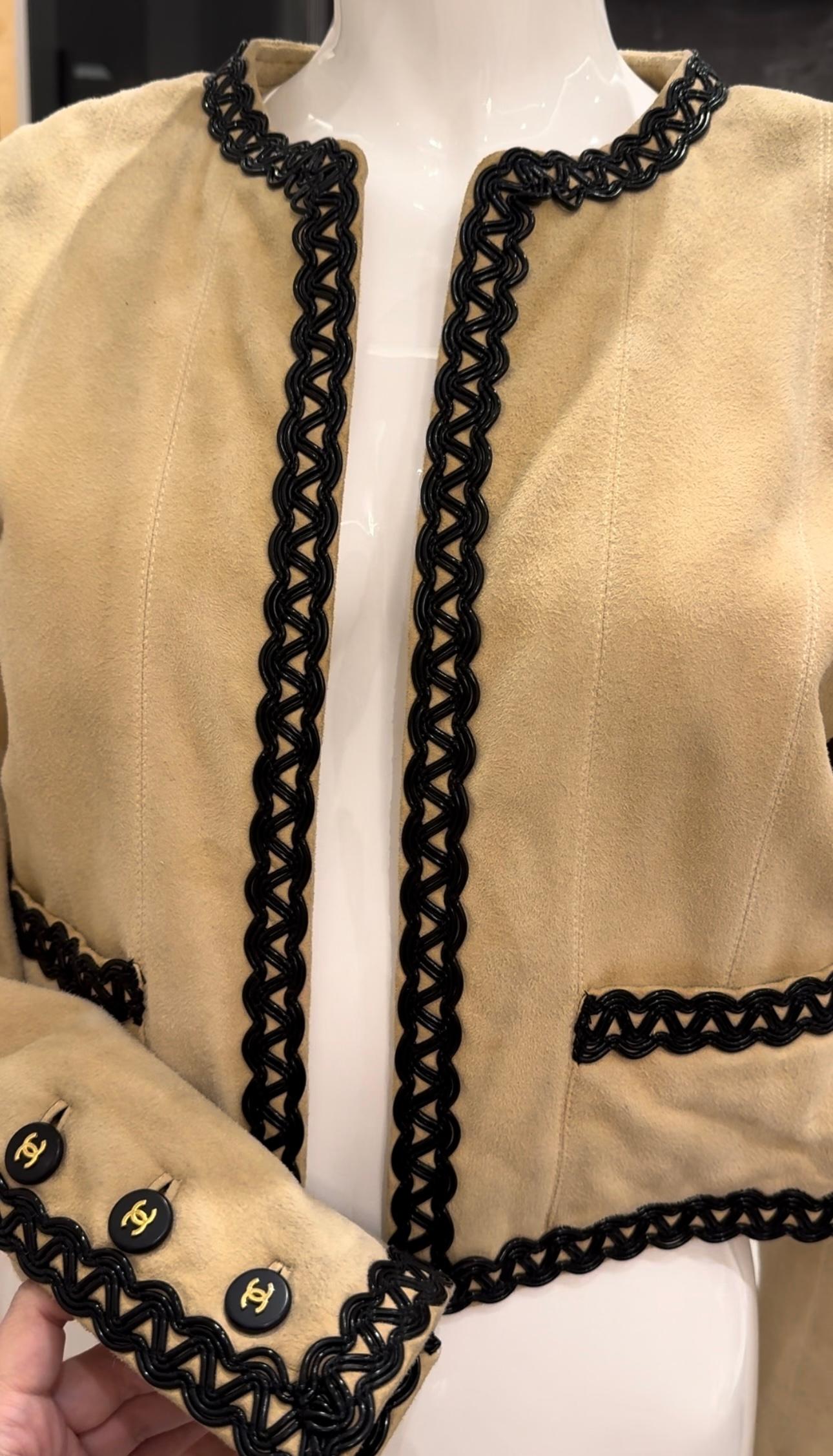 Chanel S/S 1994 Laufsteg beige Wildleder-Lammfell-Lederjacke im Angebot 8
