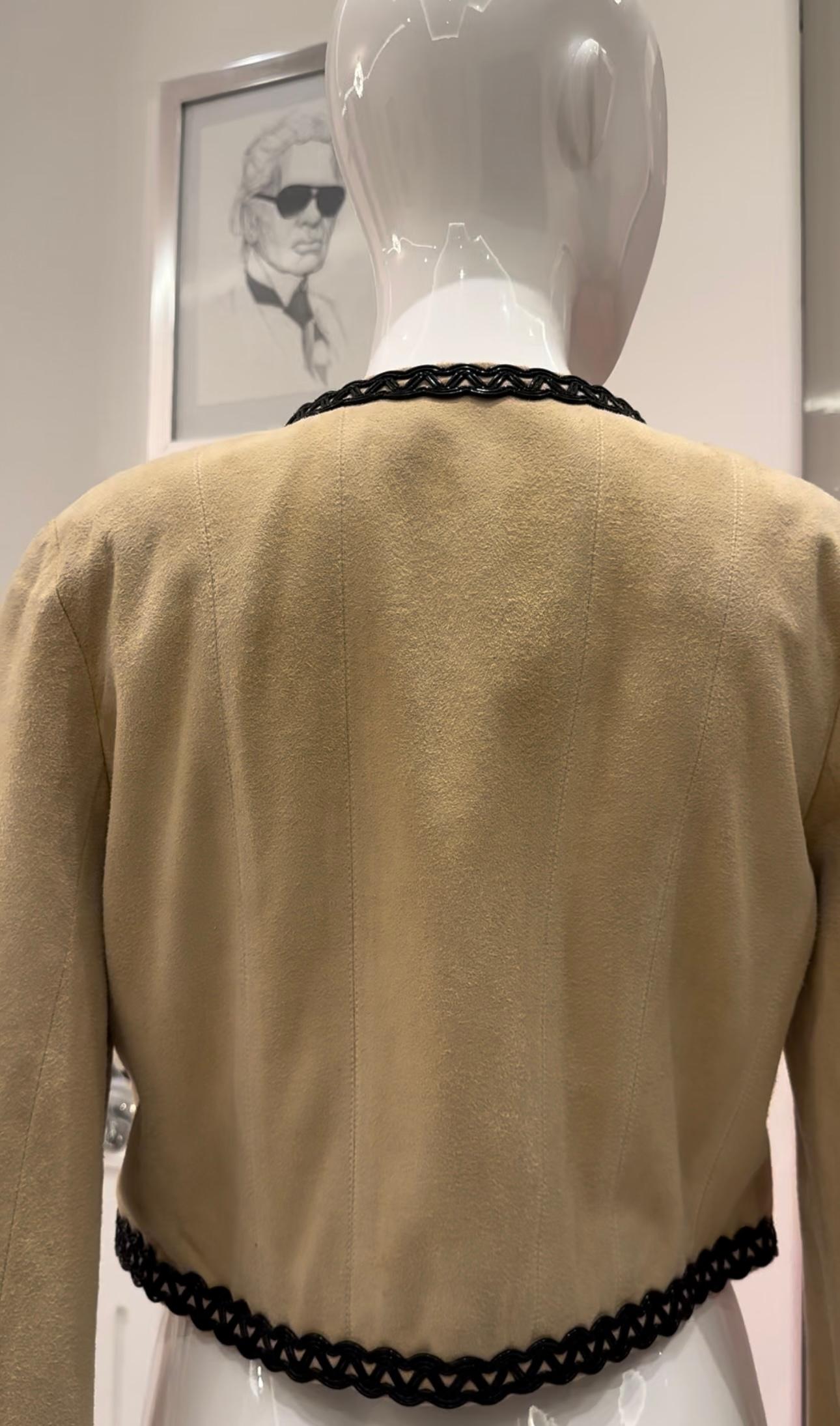 Chanel S/S 1994 Laufsteg beige Wildleder-Lammfell-Lederjacke im Angebot 9