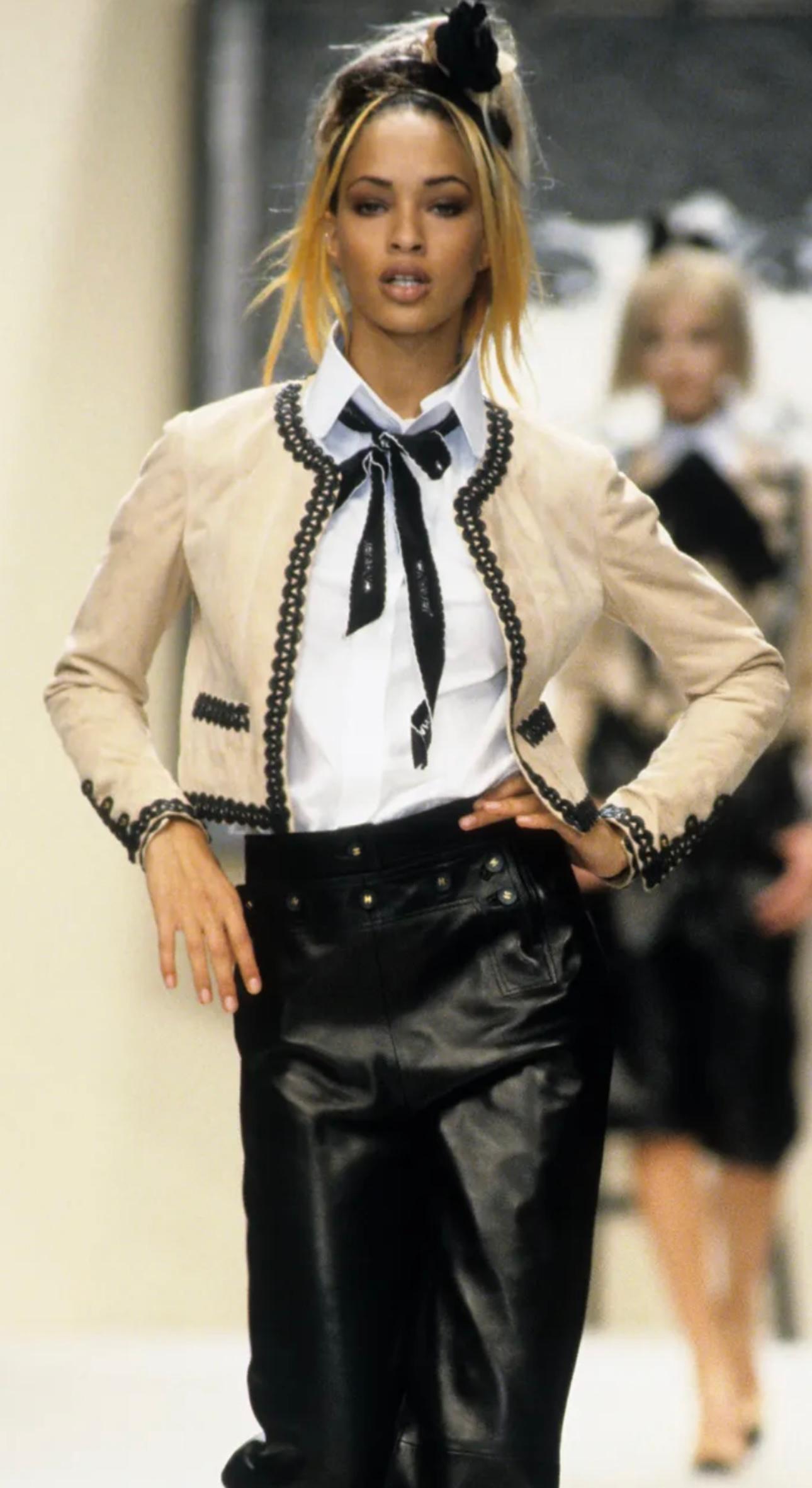 Seltene Chanel Frühling Sommer 1994 beige Wildleder Lammfell Jacke schwarz pvc Details CC Logo Knöpfe Größe 40 FR es kann perfekt passen bis zu vollen 38 FR (US 0 bis US 4) sehr guter Zustand 