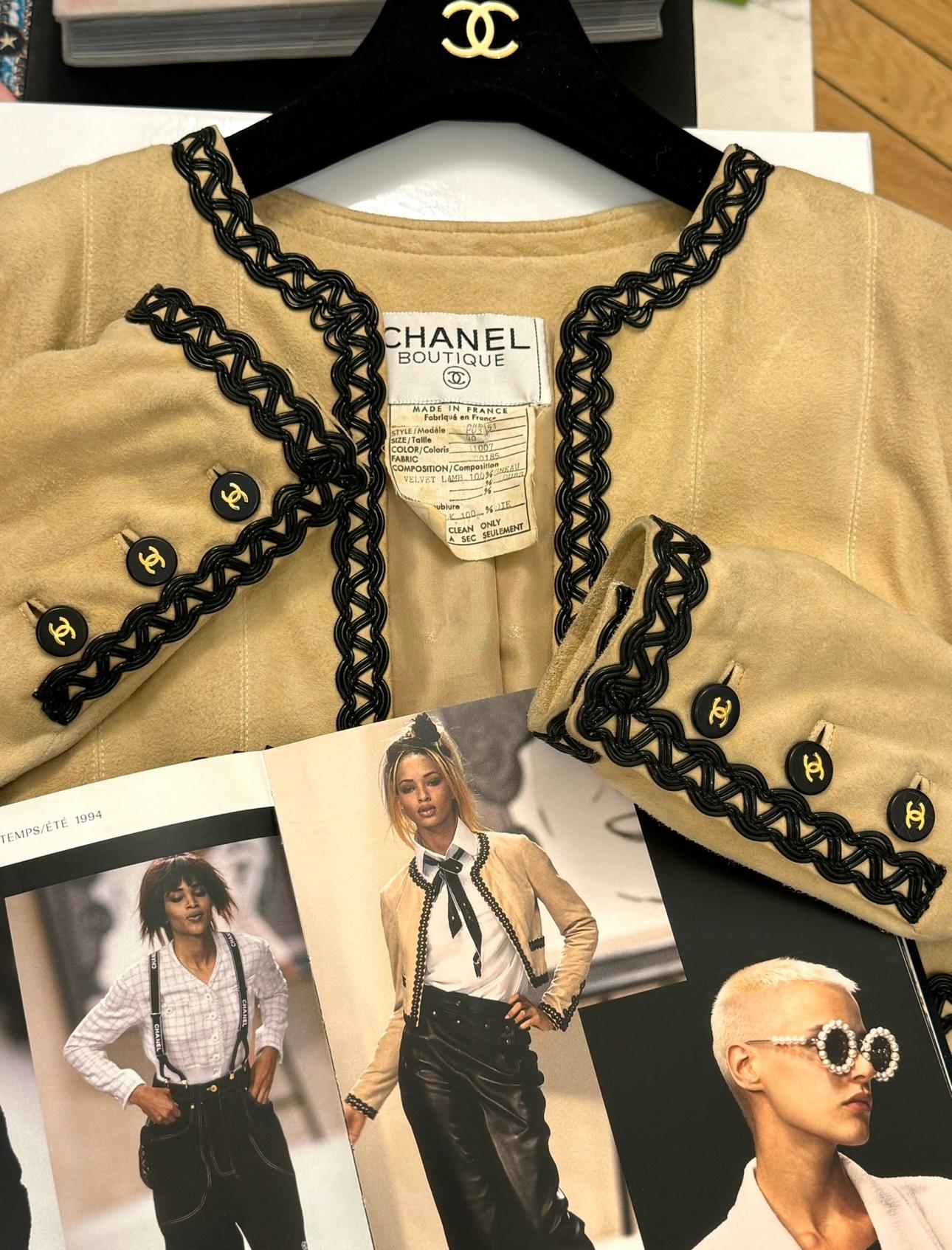 Chanel S/S 1994 Laufsteg beige Wildleder-Lammfell-Lederjacke (Beige) im Angebot