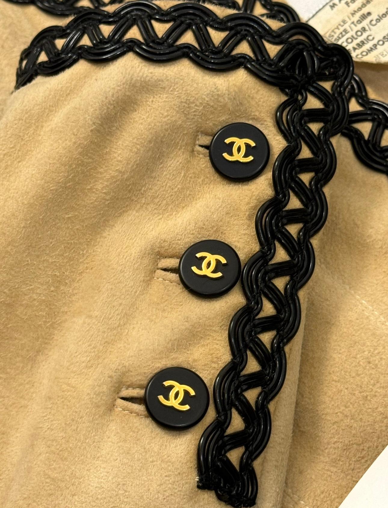 Chanel S/S 1994 Laufsteg beige Wildleder-Lammfell-Lederjacke im Zustand „Gut“ im Angebot in PARIS, FR