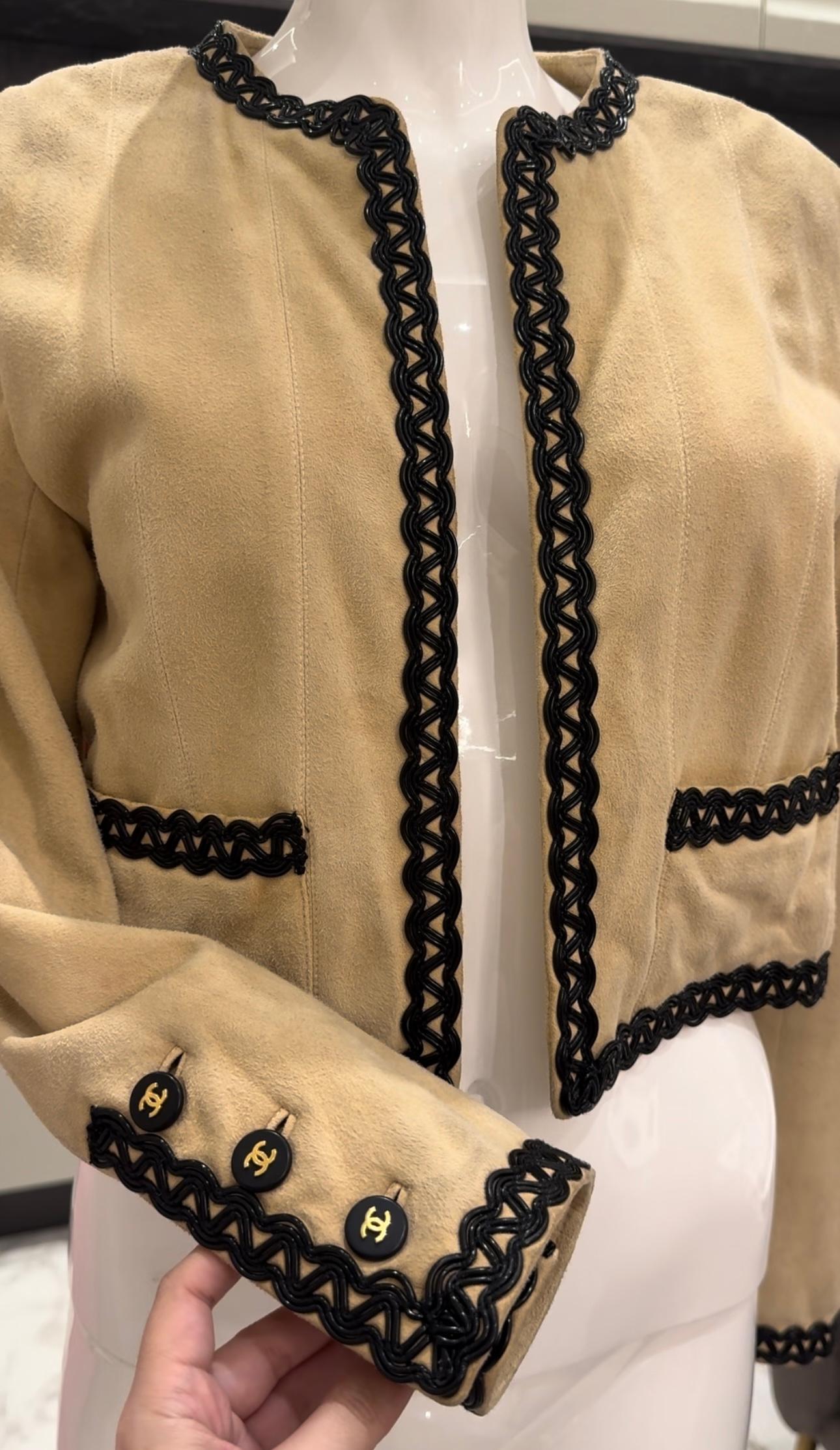 Chanel S/S 1994 Laufsteg beige Wildleder-Lammfell-Lederjacke im Angebot 1