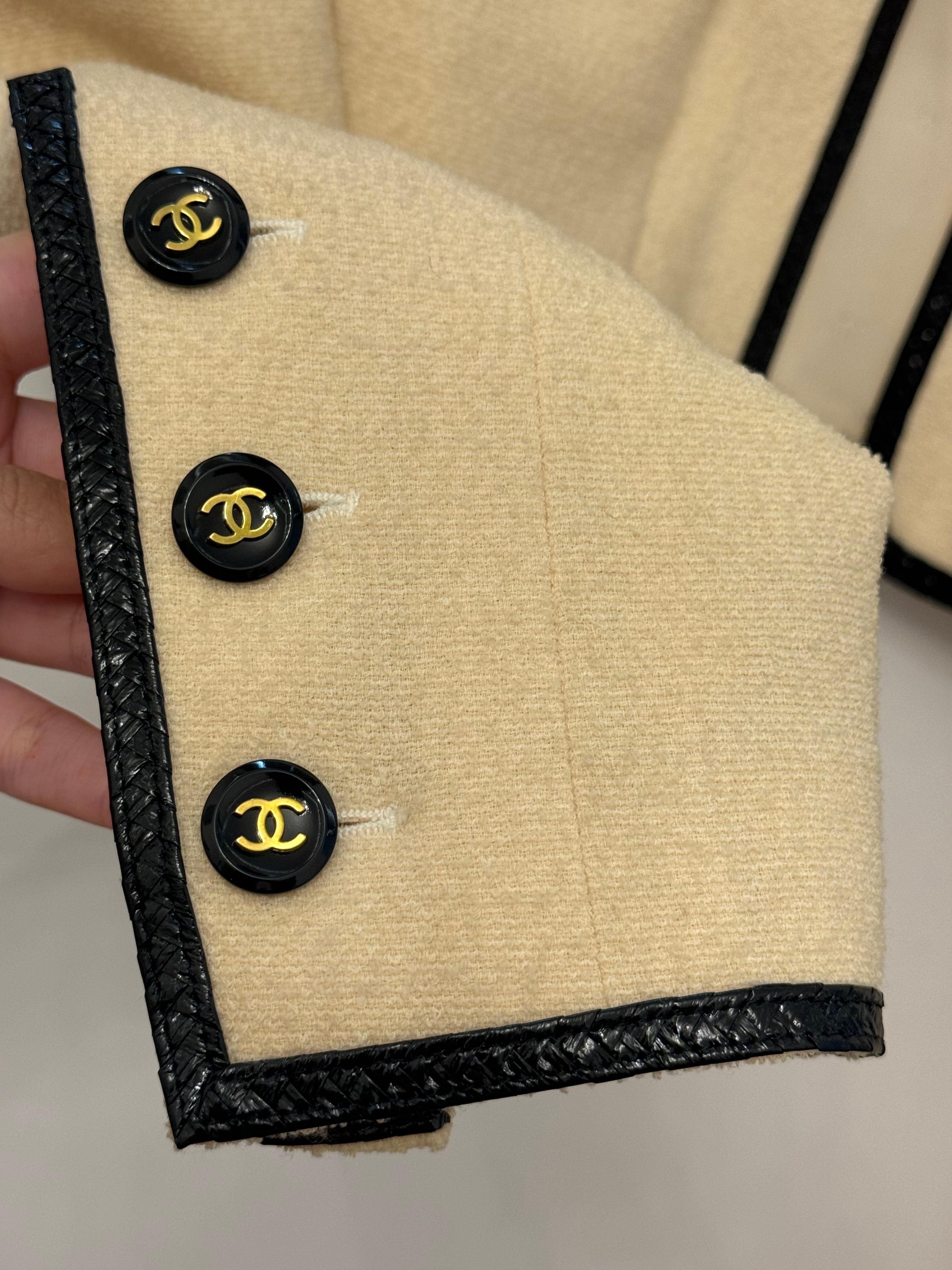 Rare Chanel Spring Summer 1995 Barbie Collection cropped jacket, tweed blanc et noir, boutons logo CC plaqués or 24k, taille US 0 à US 4 (34 à 38 FR)