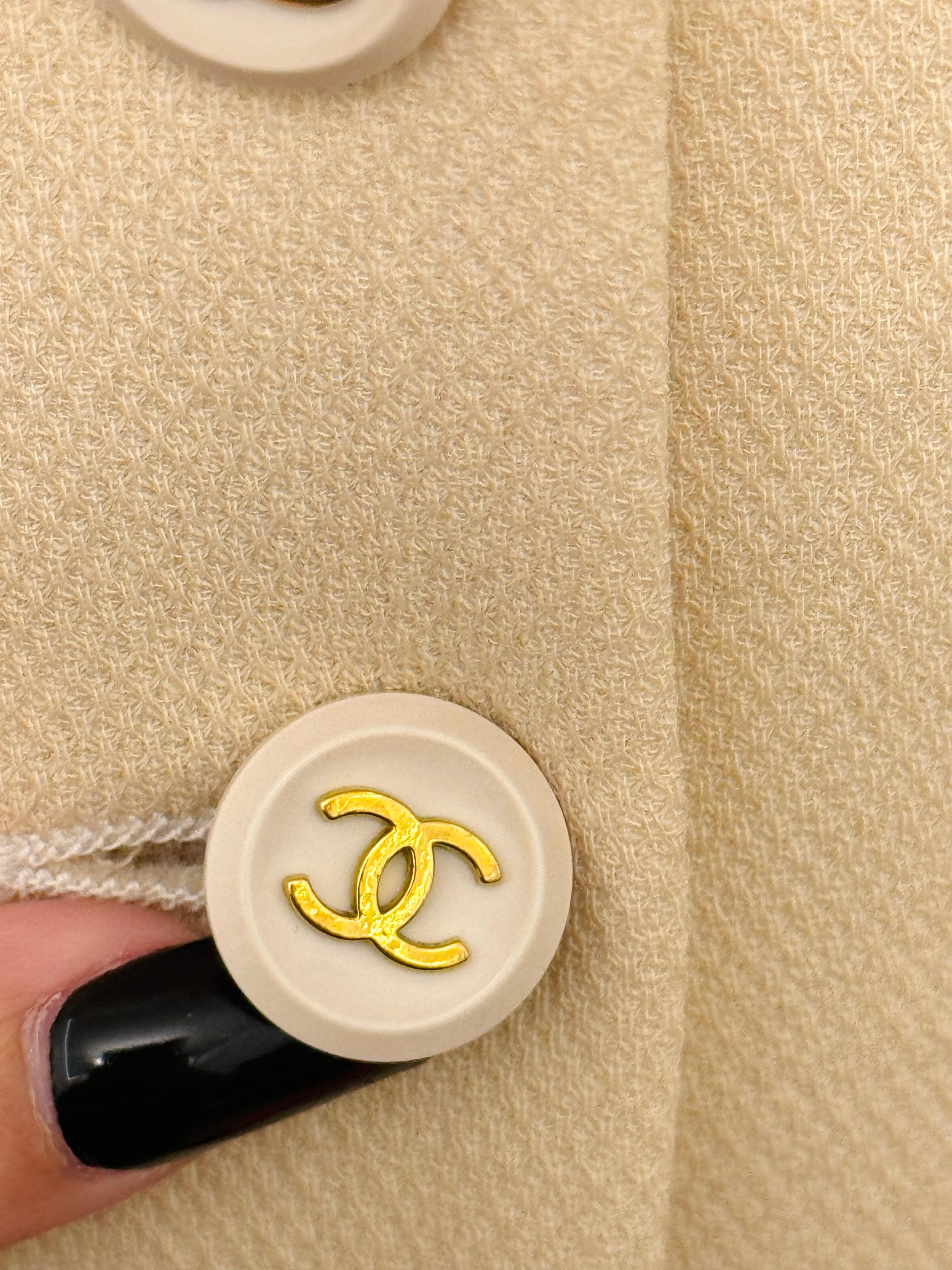 Chanel Primavera Verano 1995 la famosa Colección Barbie, botones con logotipo cc chapados en oro de 24 quilates, color hueso, sin etiqueta de talla puede valer desde US 0 hasta US 4/6 con el tejido elástico en el forro de seda con Lycra, algo de
