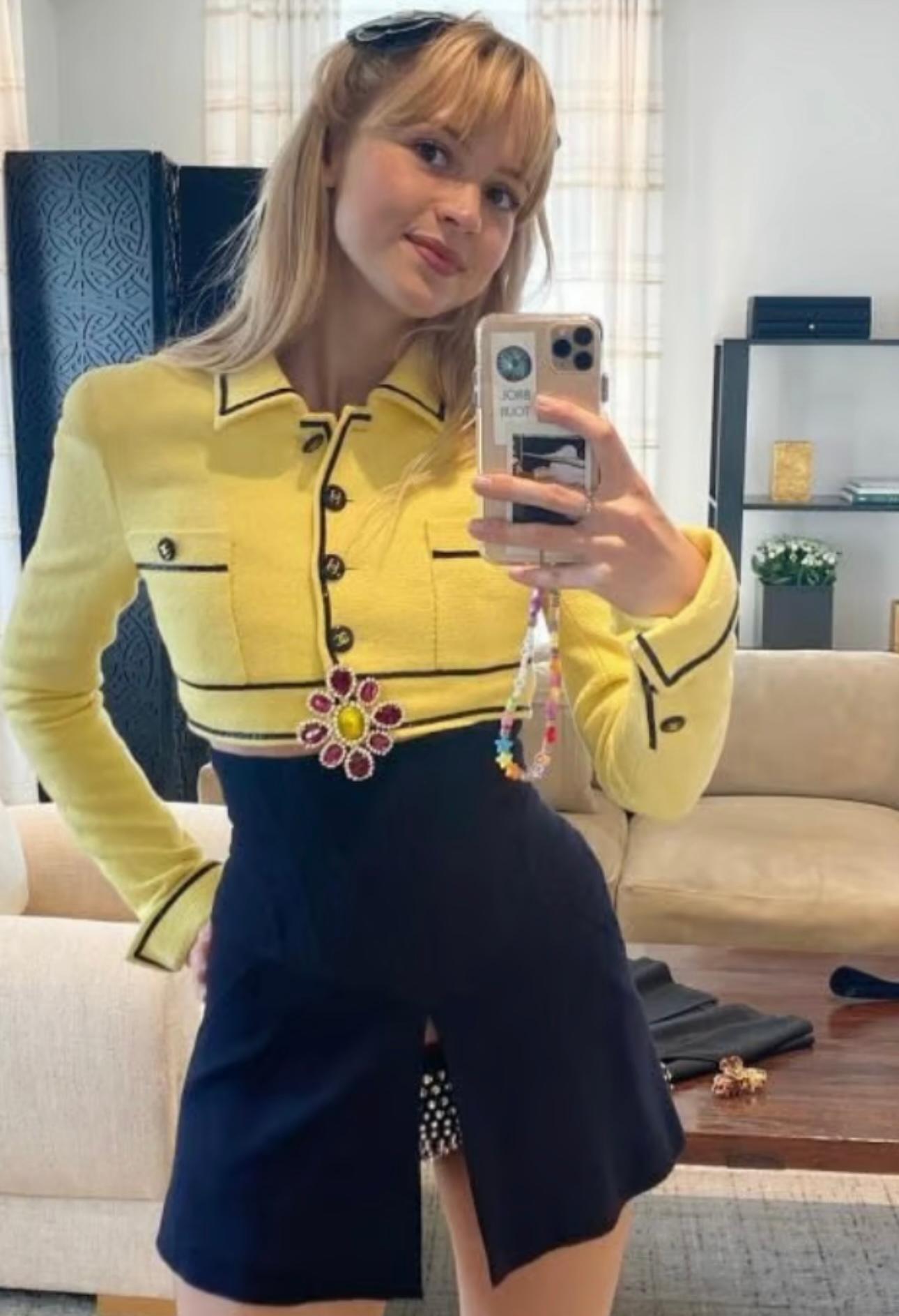 Chanel Collezione S/S 1995 Barbie Giacca cropped in tweed giallo in vendita 6