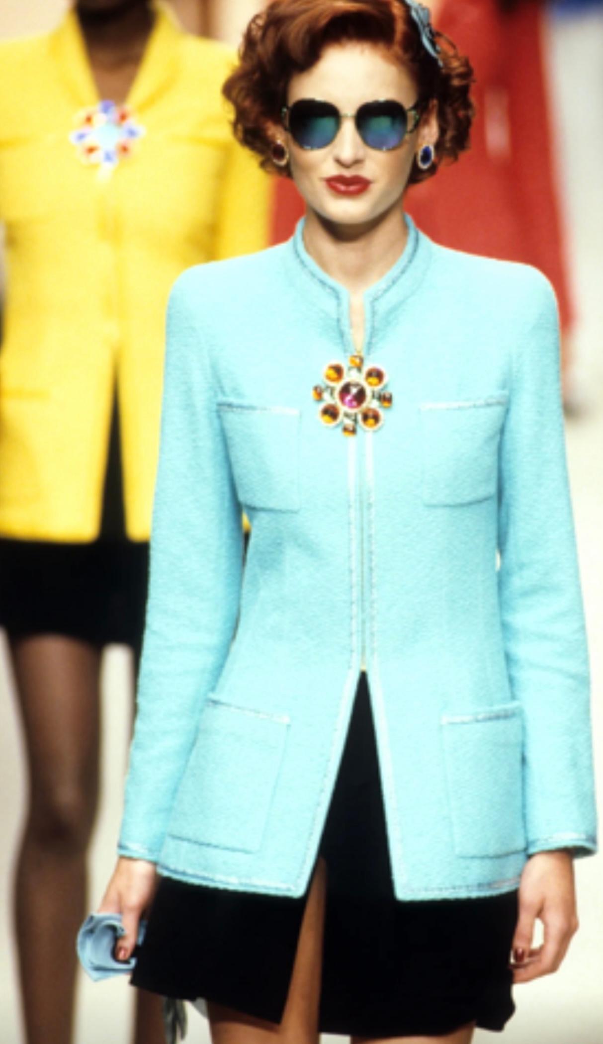 Rara giacca in tweed blu turchese da passerella della collezione Barbie Chanel primavera-estate 1995. Bottoni e cerniere con logo CC placcati oro 24k. Senza etichetta, può andare da US 0 a US 4. Collezione iconica di Karl Lagerfeld.