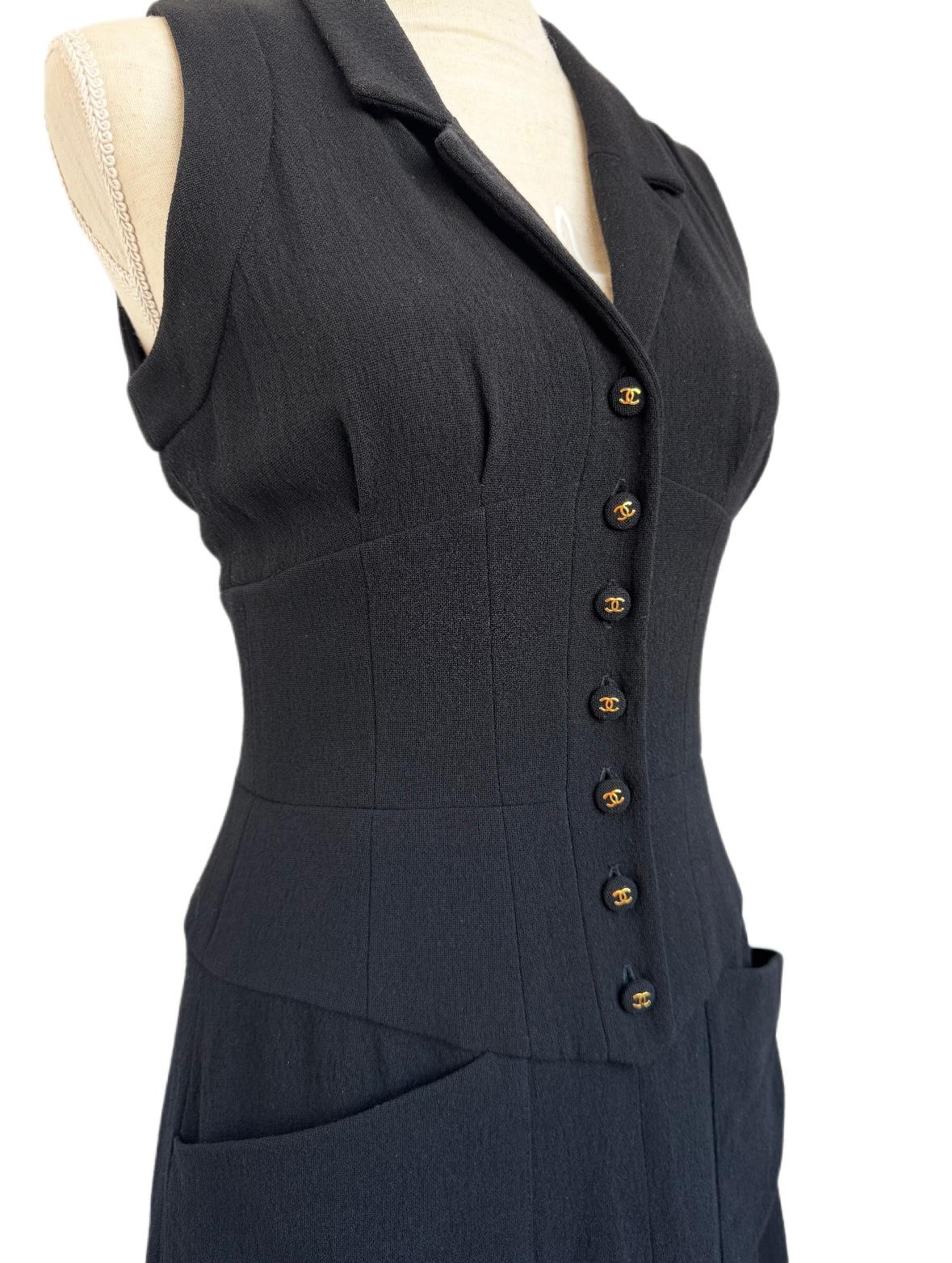 Chanel S/S 1995 CC Buttons Crepe Runway Dress In Excellent Condition For Sale In Praha 4, Hlavní město Praha