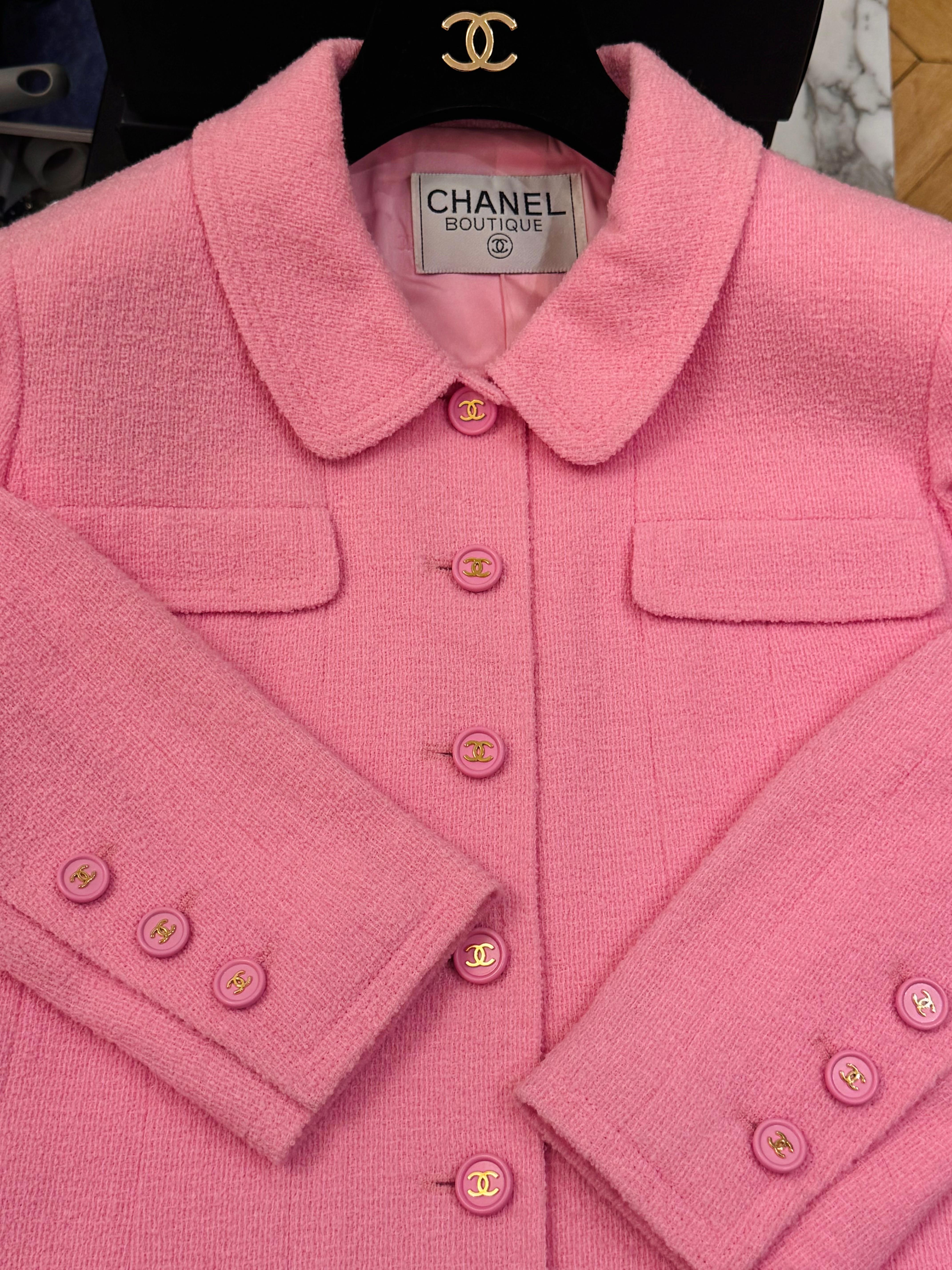 Rara colección Chanel Primavera Verano 1997 de Karl Lagerfeld falda de traje bouclé de tweed rosa chicle, botones del logotipo CC chapados en oro de 24 quilates, sin etiqueta de talla busto 20 pulgadas, hombros 17,5, L 30 pulgadas y cintura de la