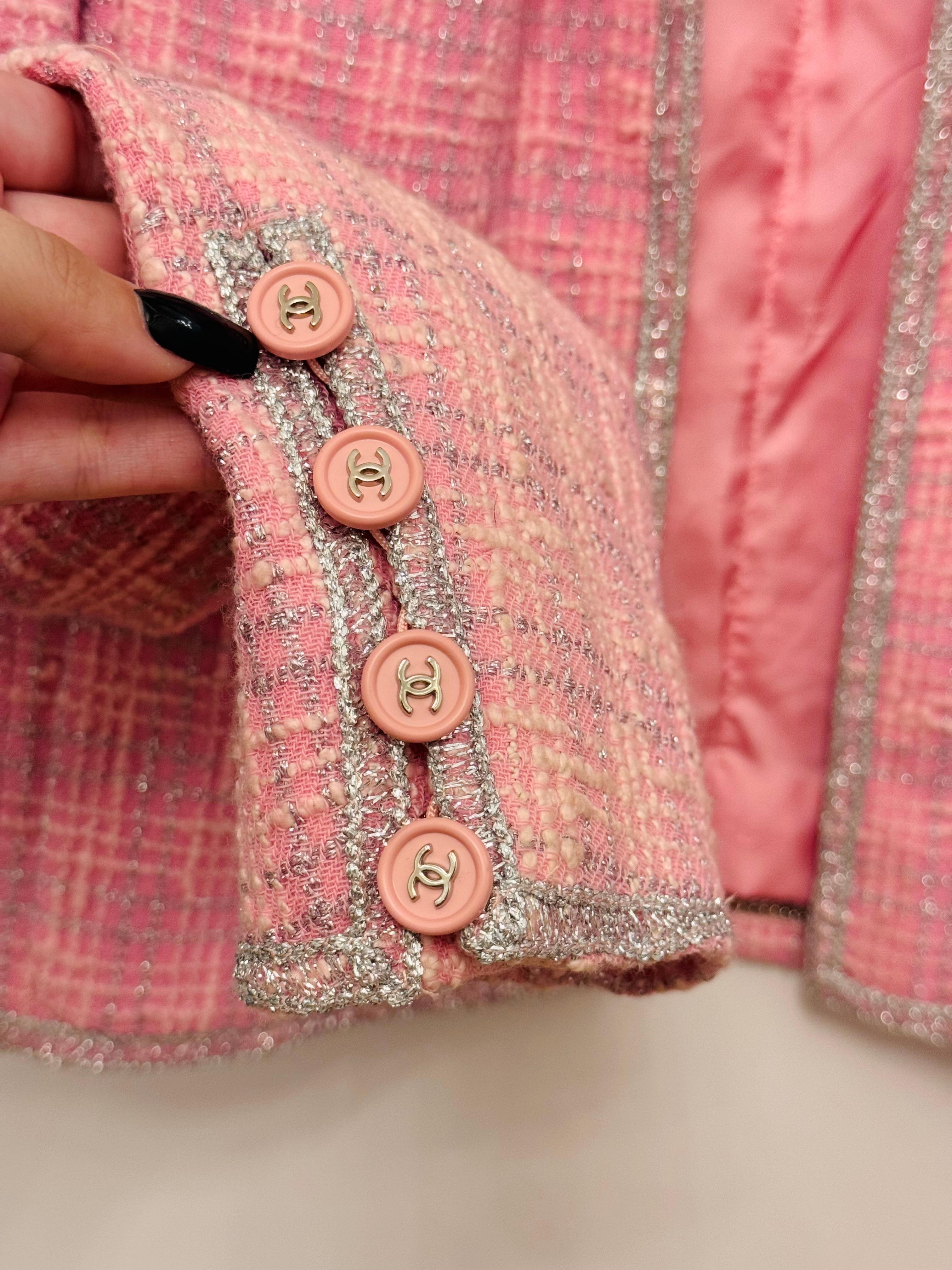 Rare Chanel by Karl Lagerfeld Spring Summer 1997 fantasy tweed pink and silver lurex Jacket and Dress, size 42 FR it fits US 2 up to US 4/6 maximum. Jamais porté, style très Barbie
Robe : buste 19 pouces, Longueur 38 pouces 
Veste : épaules 17.5,