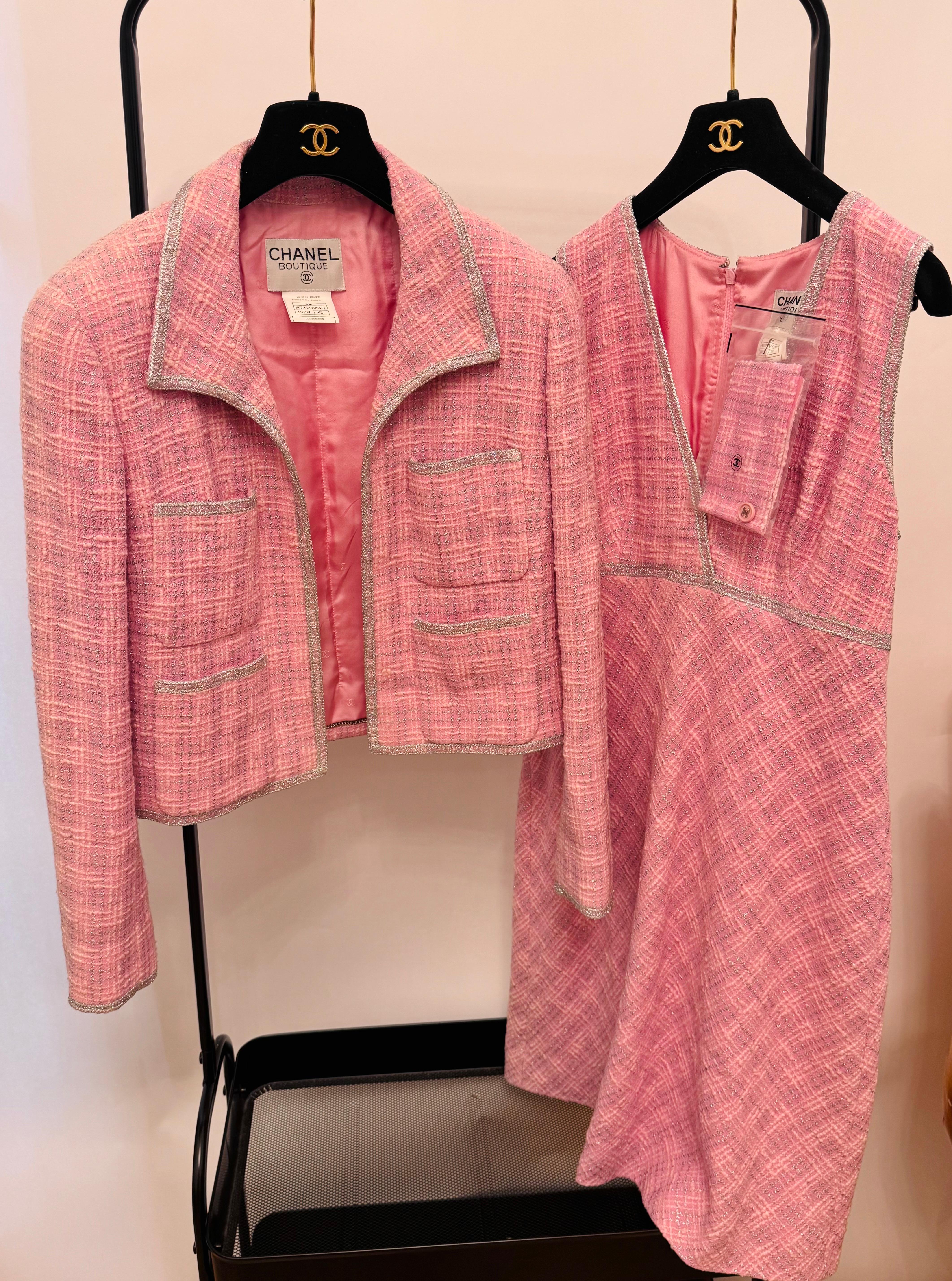 Chanel S/S 1997 fantaisie tweed rose argent lurex Veste et robe Neuf - En vente à PARIS, FR
