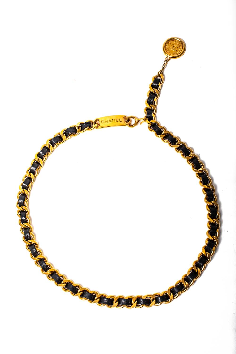 Fechado en la colección S/S 1988, este auténtico cinturón vintage Chanel chapado en oro también puede envolverse dos veces y colocarse en capas como collar o gargantilla. Con una placa sobredimensionada con el logotipo de CHANEL y una gruesa cadena