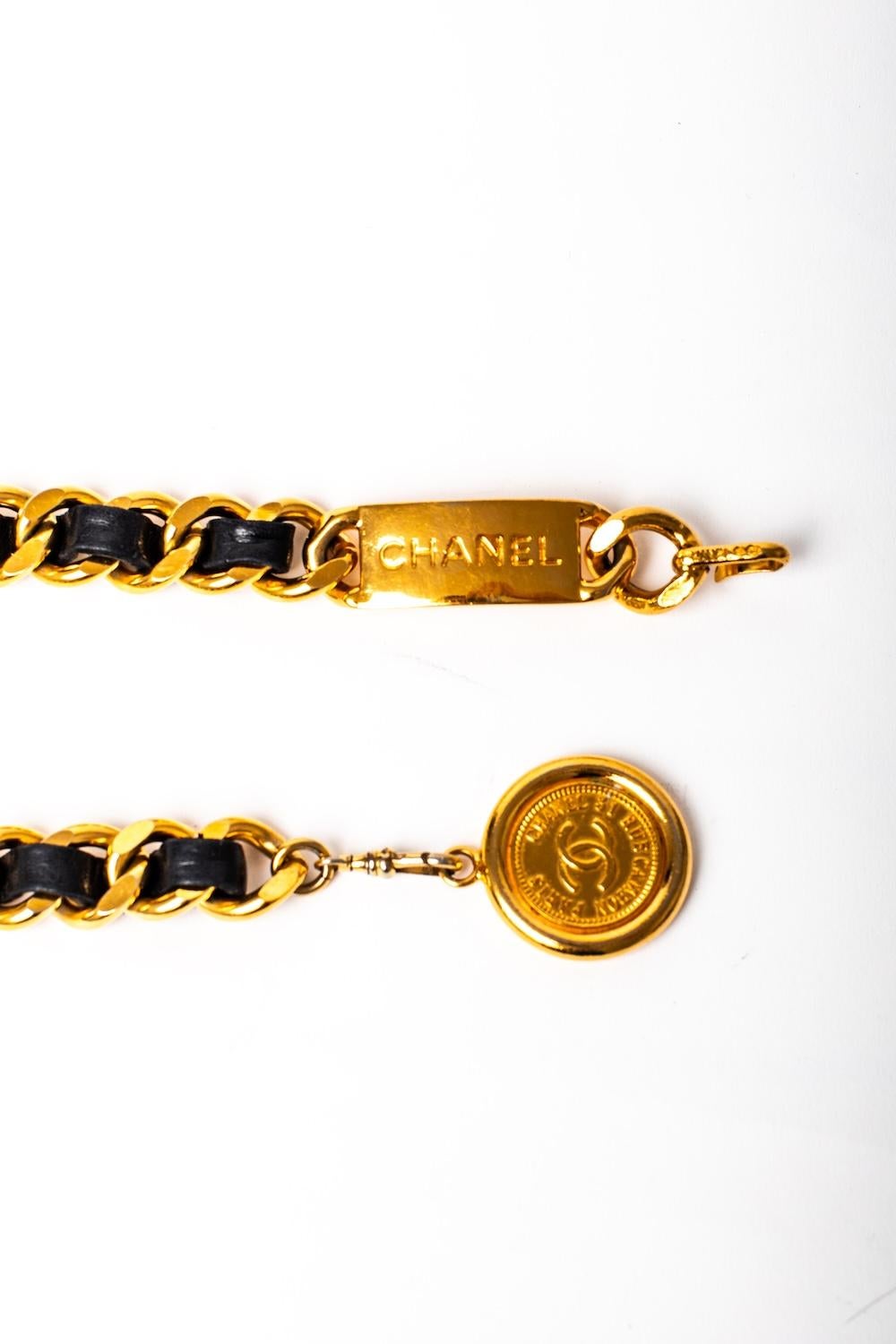 Chanel S/S 1998 Cinturón con nombre de cadena de cuero con logotipo CC chapado en oro de 24 quilates Oro en venta