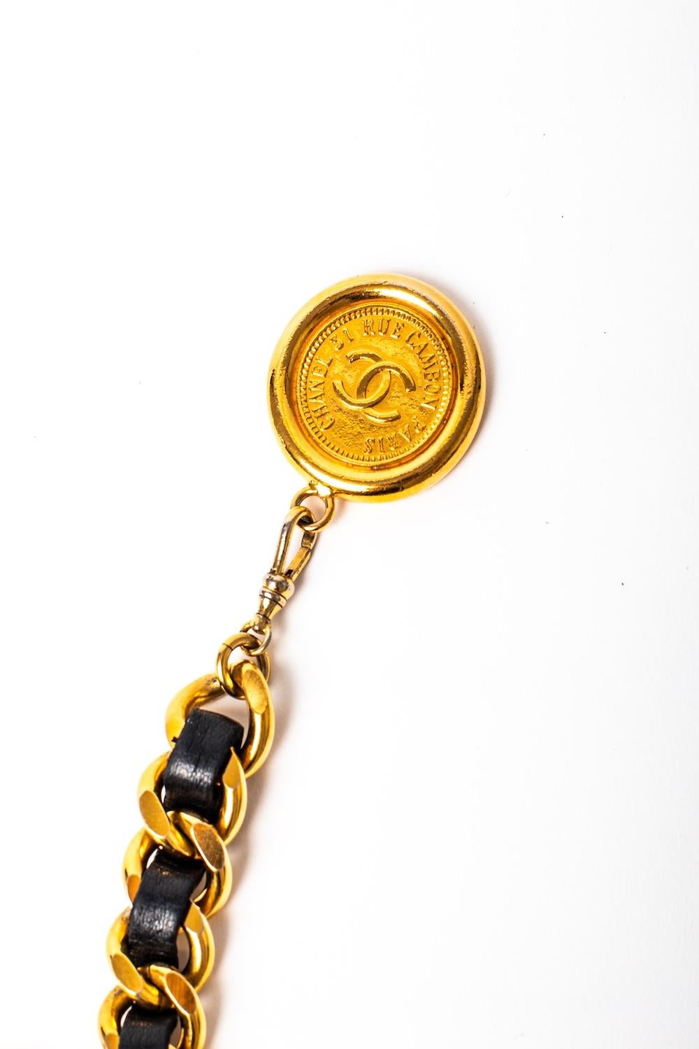 Femenino o masculino Chanel S/S 1998 Cinturón con nombre de cadena de cuero con logotipo CC chapado en oro de 24 quilates en venta