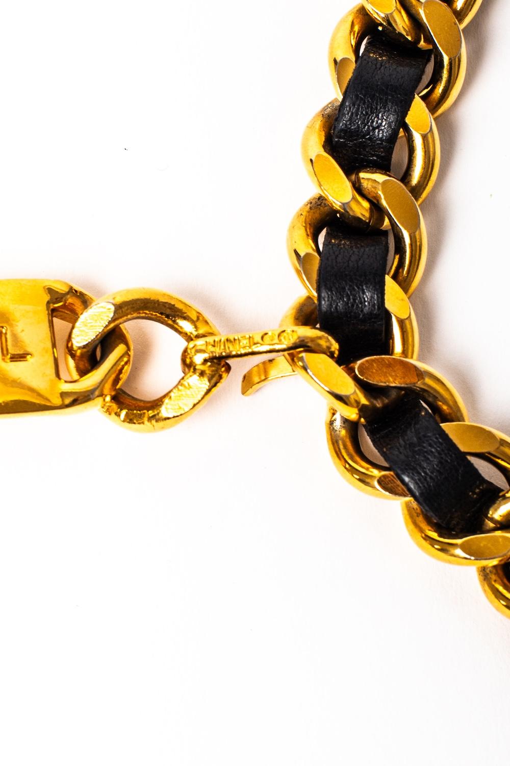 Chanel S/S 1998 Cinturón con nombre de cadena de cuero con logotipo CC chapado en oro de 24 quilates en venta 1