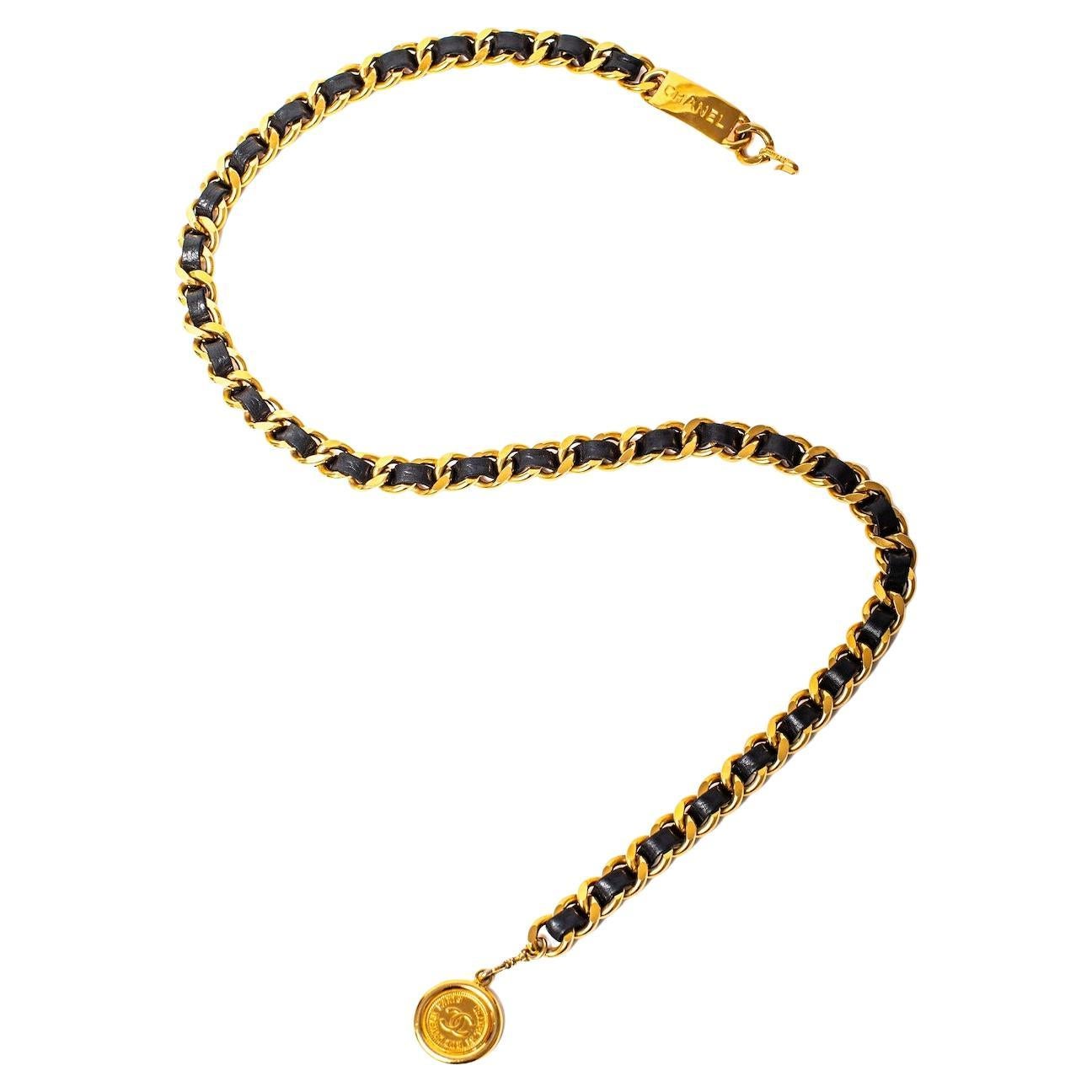 Cintura Chanel P/E 1998 placcata oro 24K con logo CC e targhetta in pelle