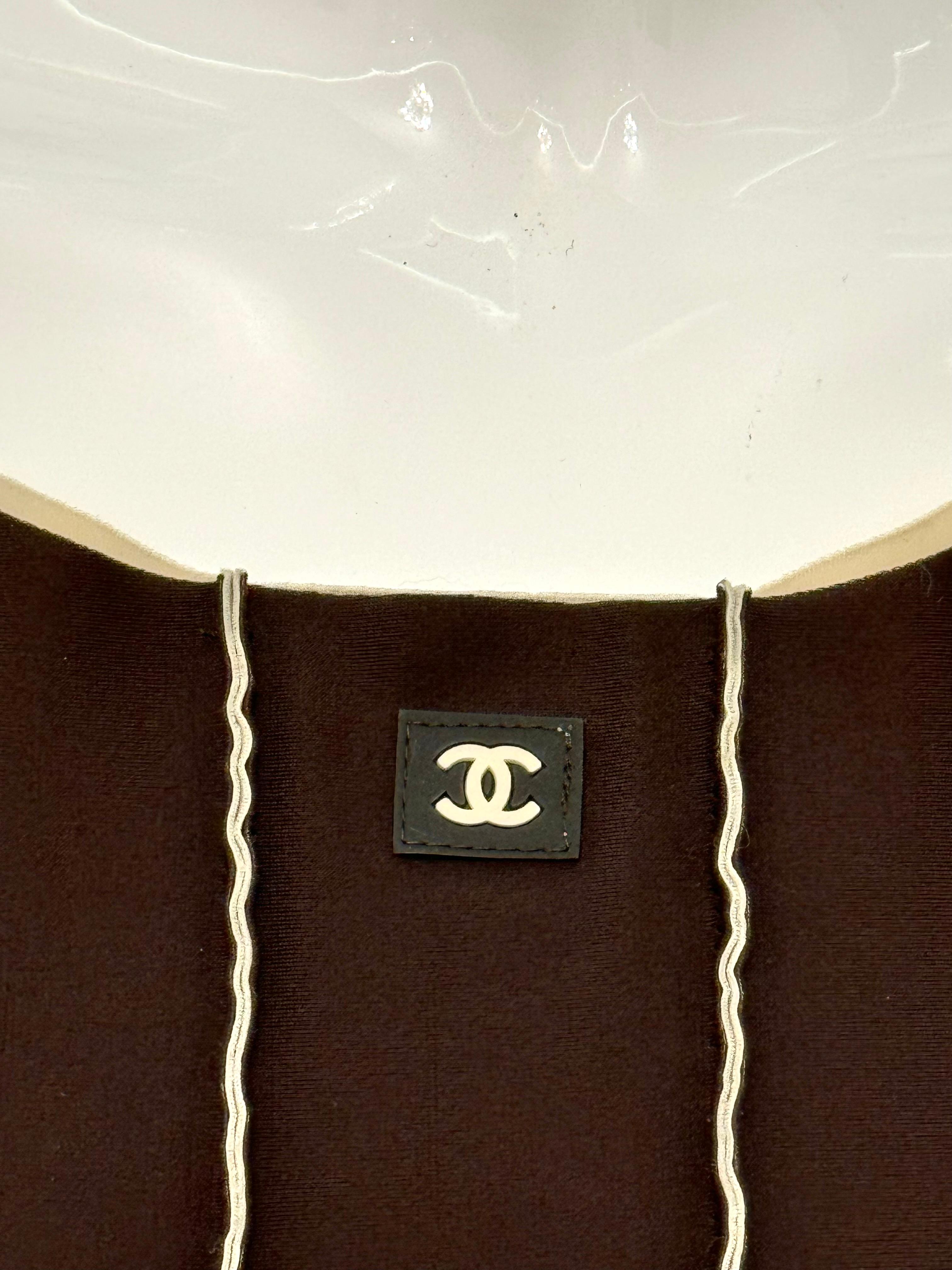 Chanel S/S 1999 robe en néoprène marron avec logo coco mark, vue sur Hailey Bieber en vente 5