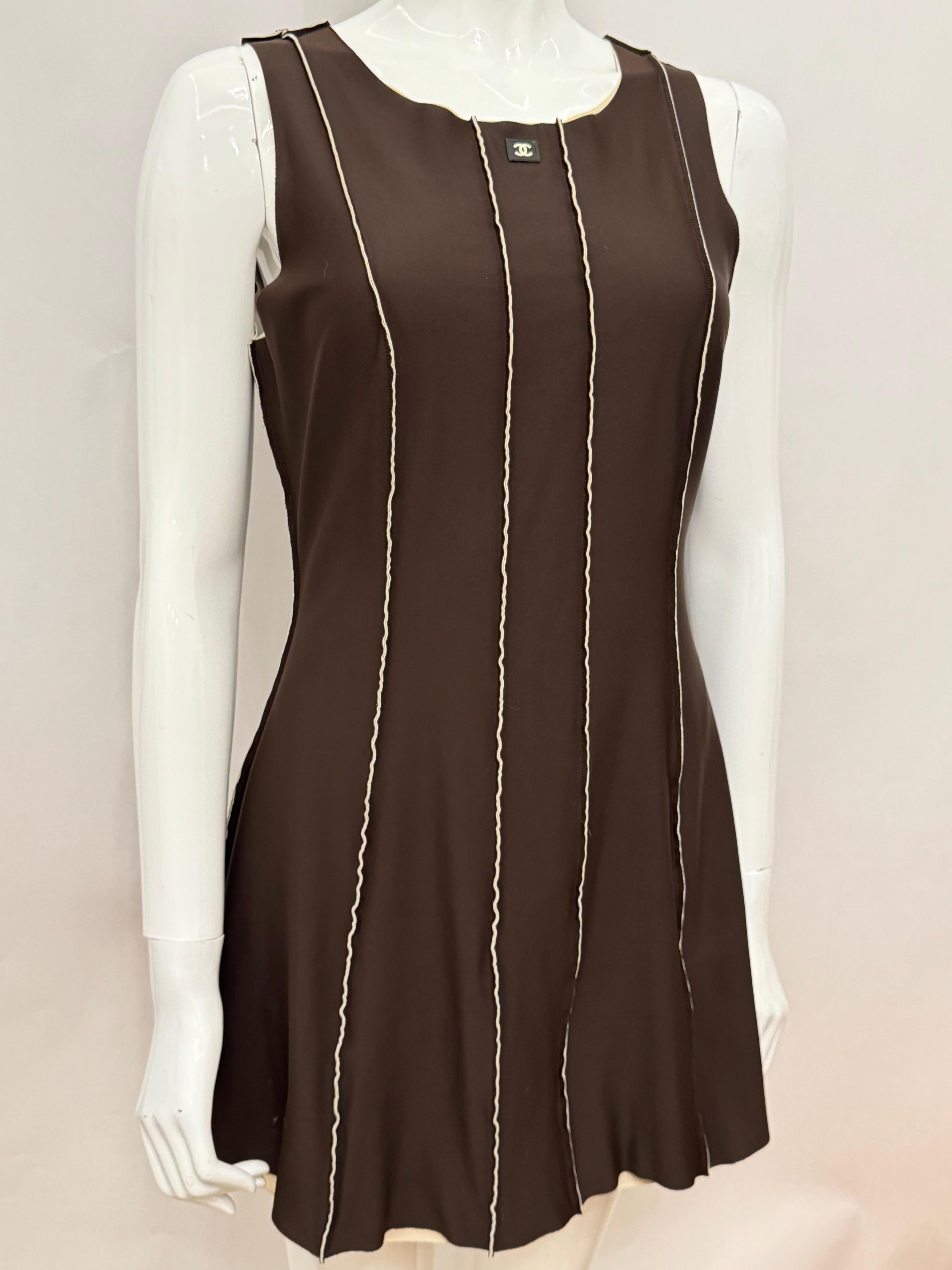 Chanel S/S 1999 robe en néoprène marron avec logo coco mark, vue sur Hailey Bieber en vente 6