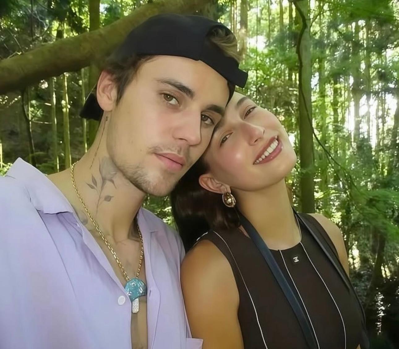 Chanel S/S 1999 robe en néoprène marron avec logo coco mark, vue sur Hailey Bieber en vente 8