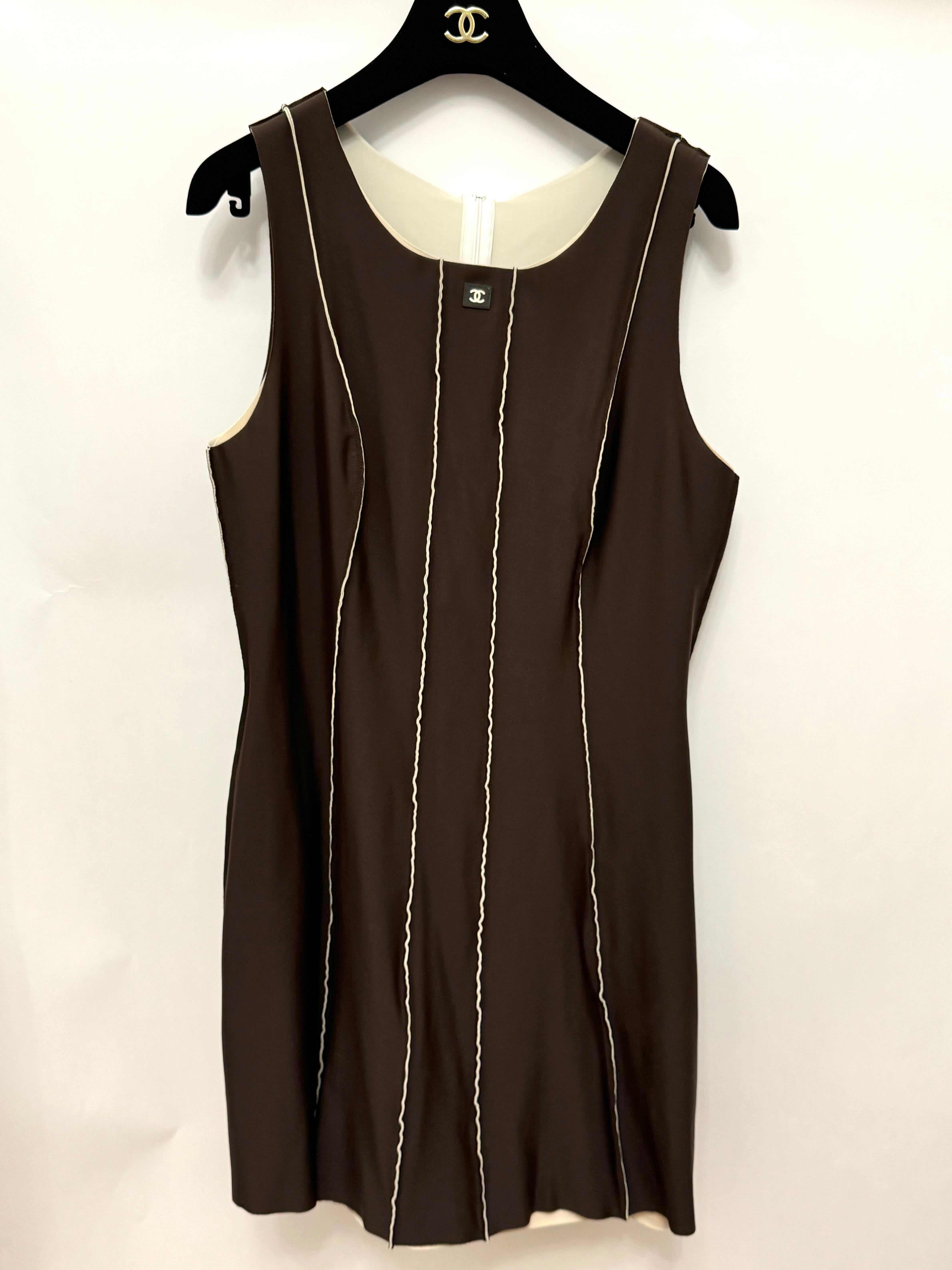Chanel S/S 1999 robe en néoprène marron avec logo coco mark, vue sur Hailey Bieber en vente 10