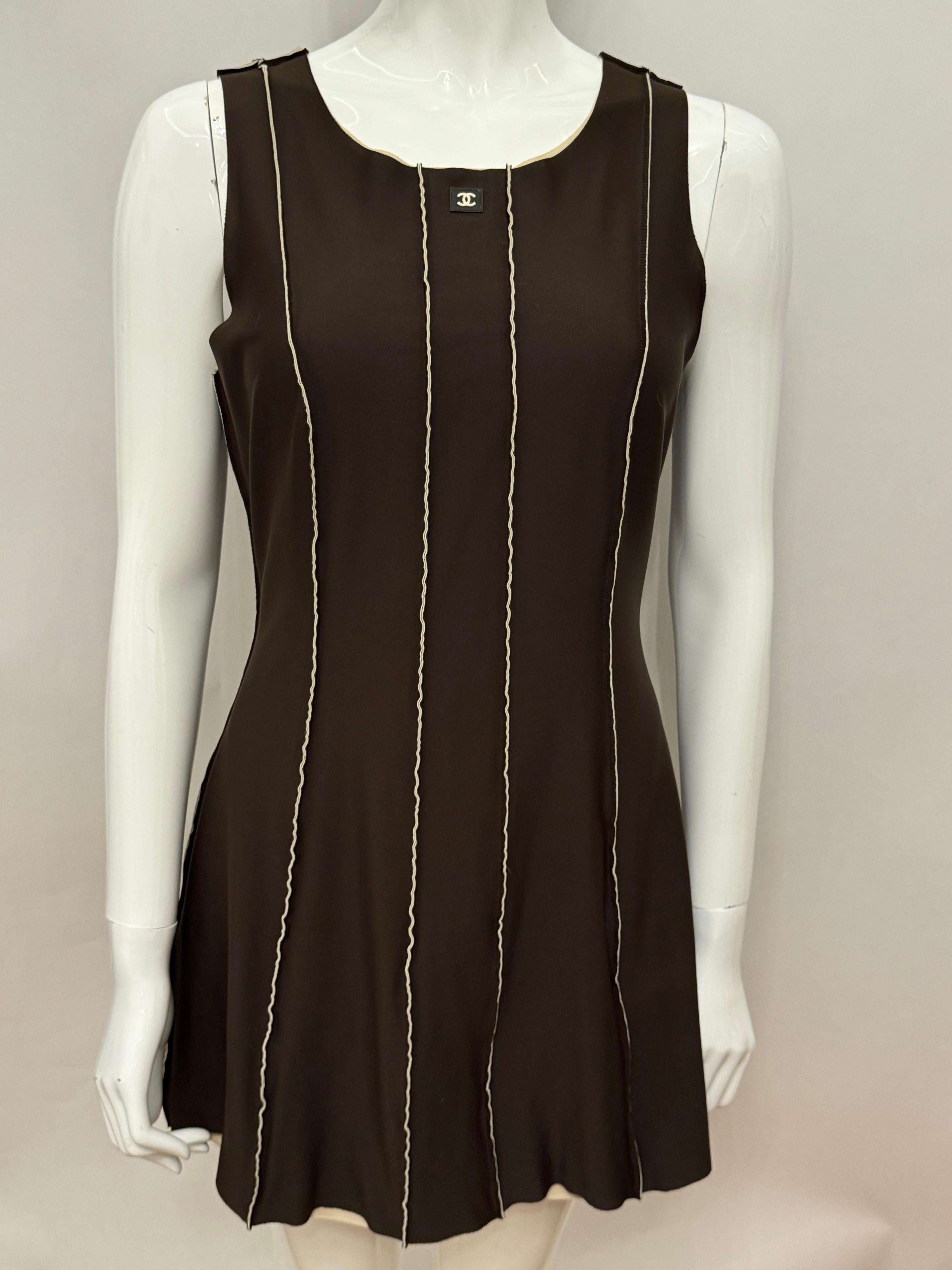 Chanel S/S 1999 robe en néoprène marron avec logo coco mark, vue sur Hailey Bieber en vente 11