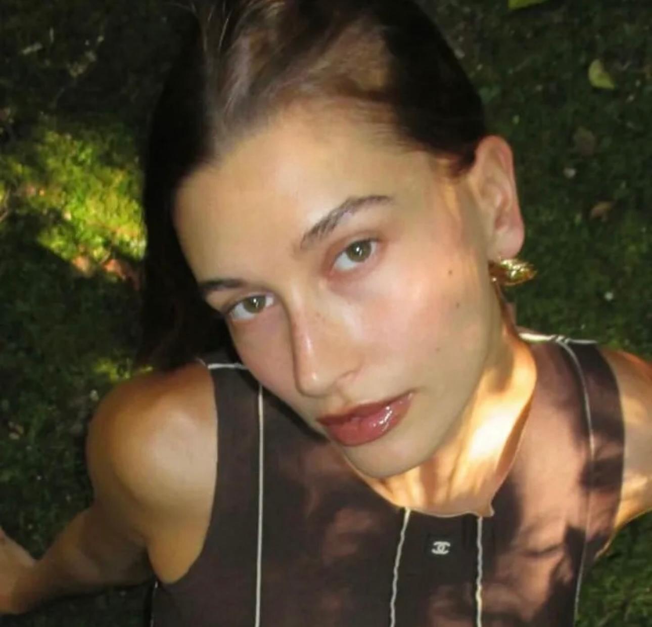 Chanel Printemps Eté 1999 robe en néoprène marron coco mark CC logo. Comme vu sur Hailey Bieber lorsqu'elle était au Japon avec Justin Bieber. Il n'y a plus d'étiquette de marque et de taille, il peut aller de US 0 à US 6 (matière extensible).