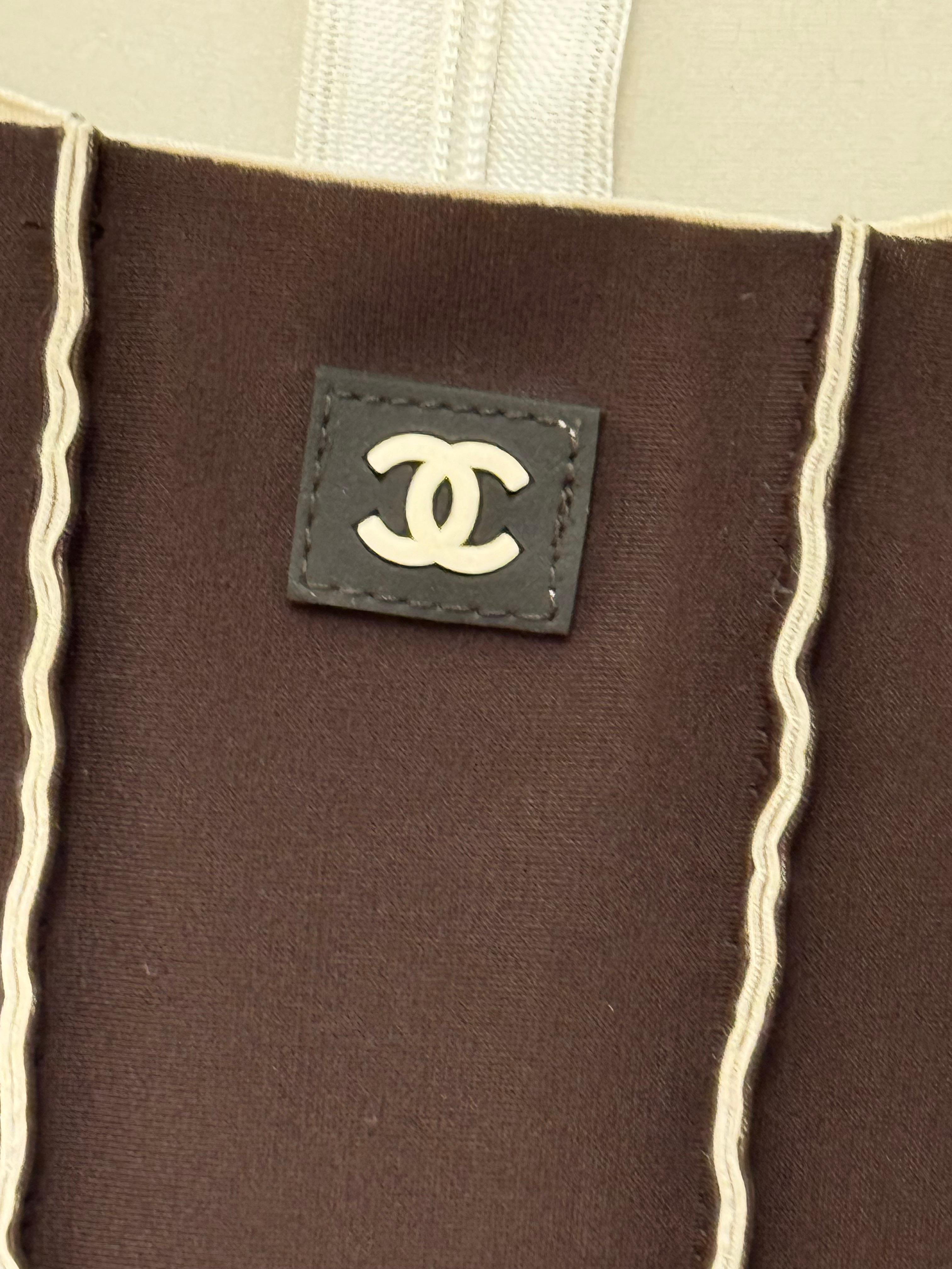 Noir Chanel S/S 1999 robe en néoprène marron avec logo coco mark, vue sur Hailey Bieber en vente