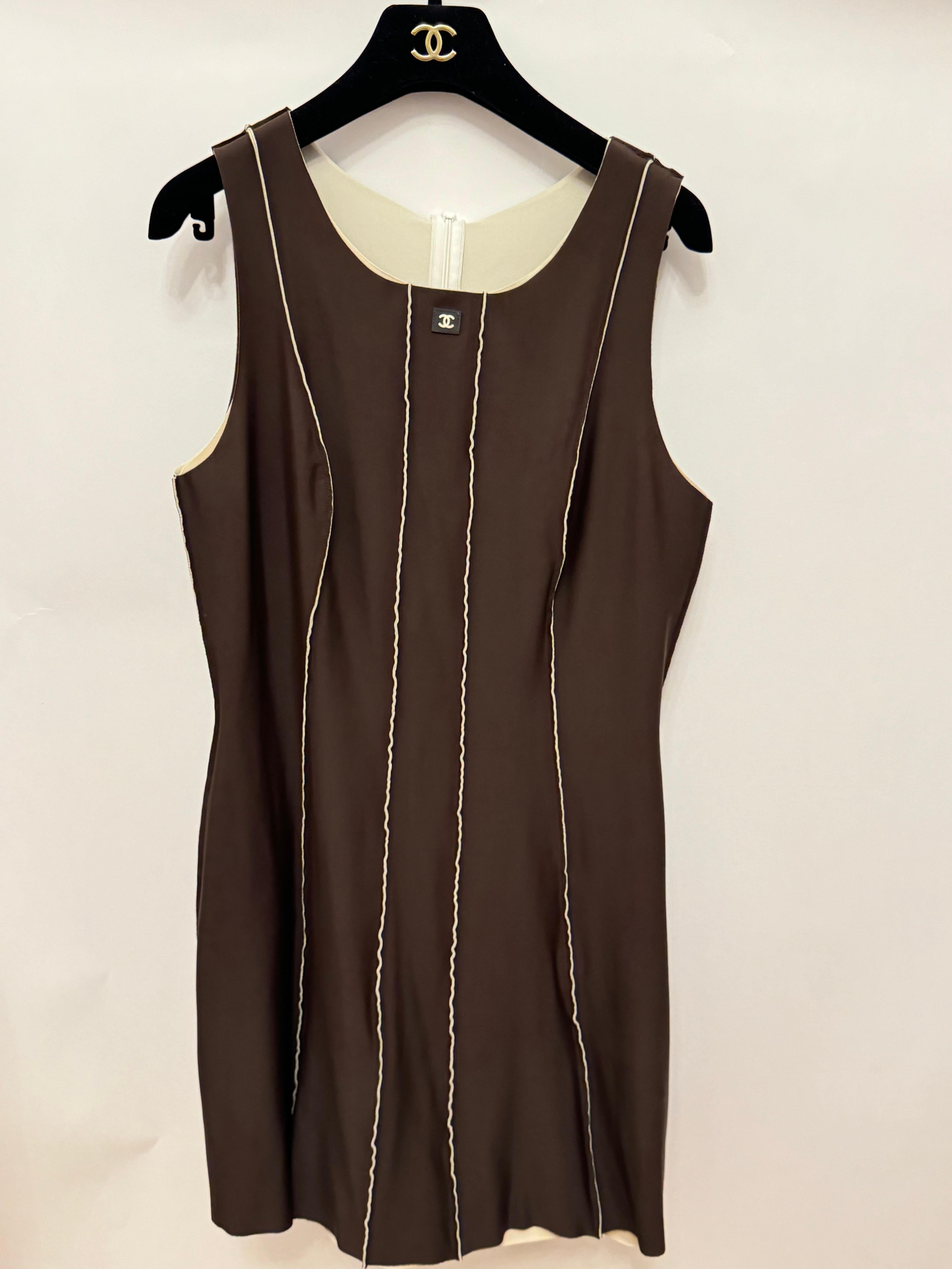 Chanel S/S 1999 robe en néoprène marron avec logo coco mark, vue sur Hailey Bieber Excellent état - En vente à PARIS, FR