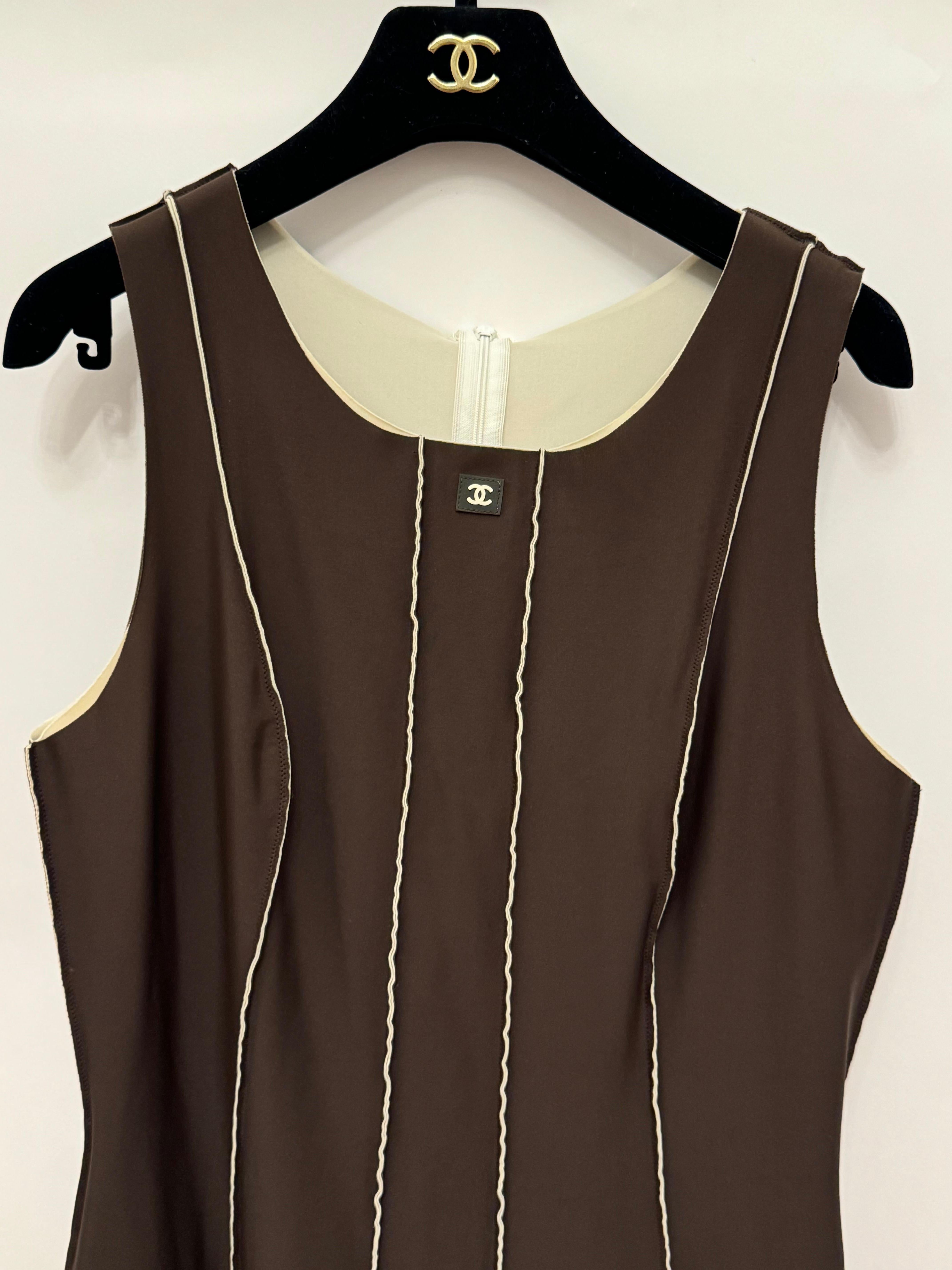 Chanel S/S 1999 robe en néoprène marron avec logo coco mark, vue sur Hailey Bieber Pour femmes en vente