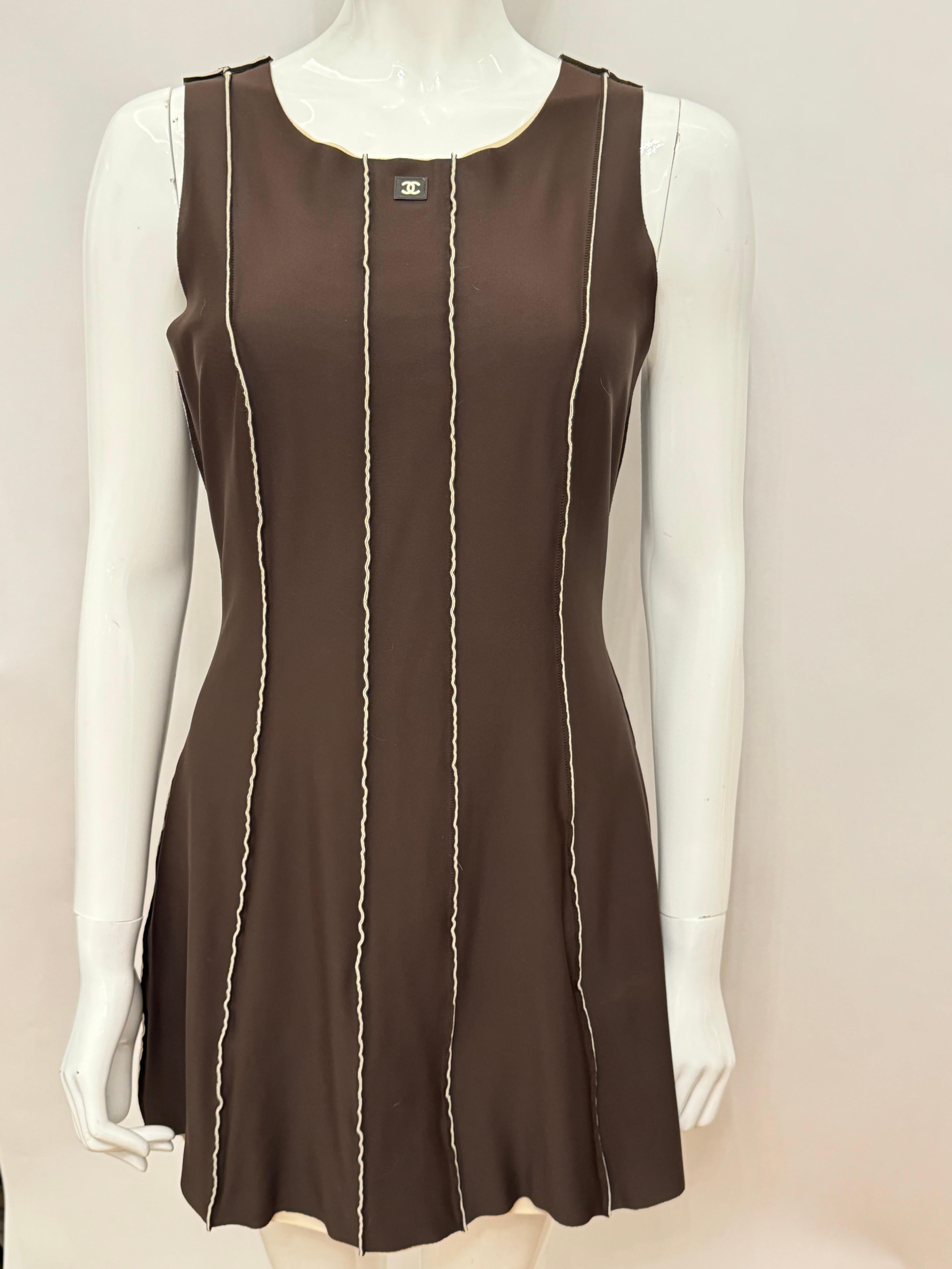 Chanel S/S 1999 robe en néoprène marron avec logo coco mark, vue sur Hailey Bieber en vente 1