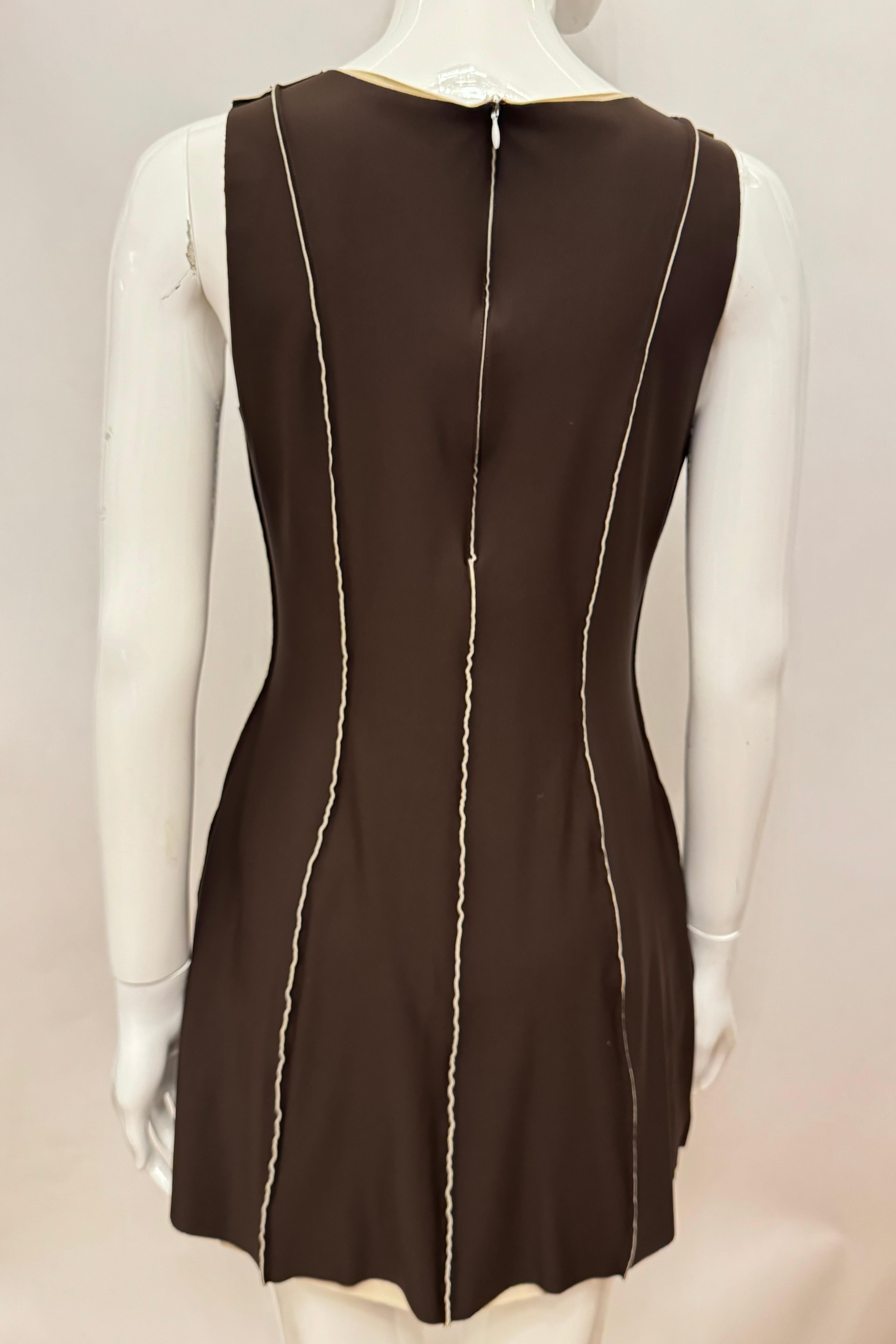 Chanel S/S 1999 robe en néoprène marron avec logo coco mark, vue sur Hailey Bieber en vente 2