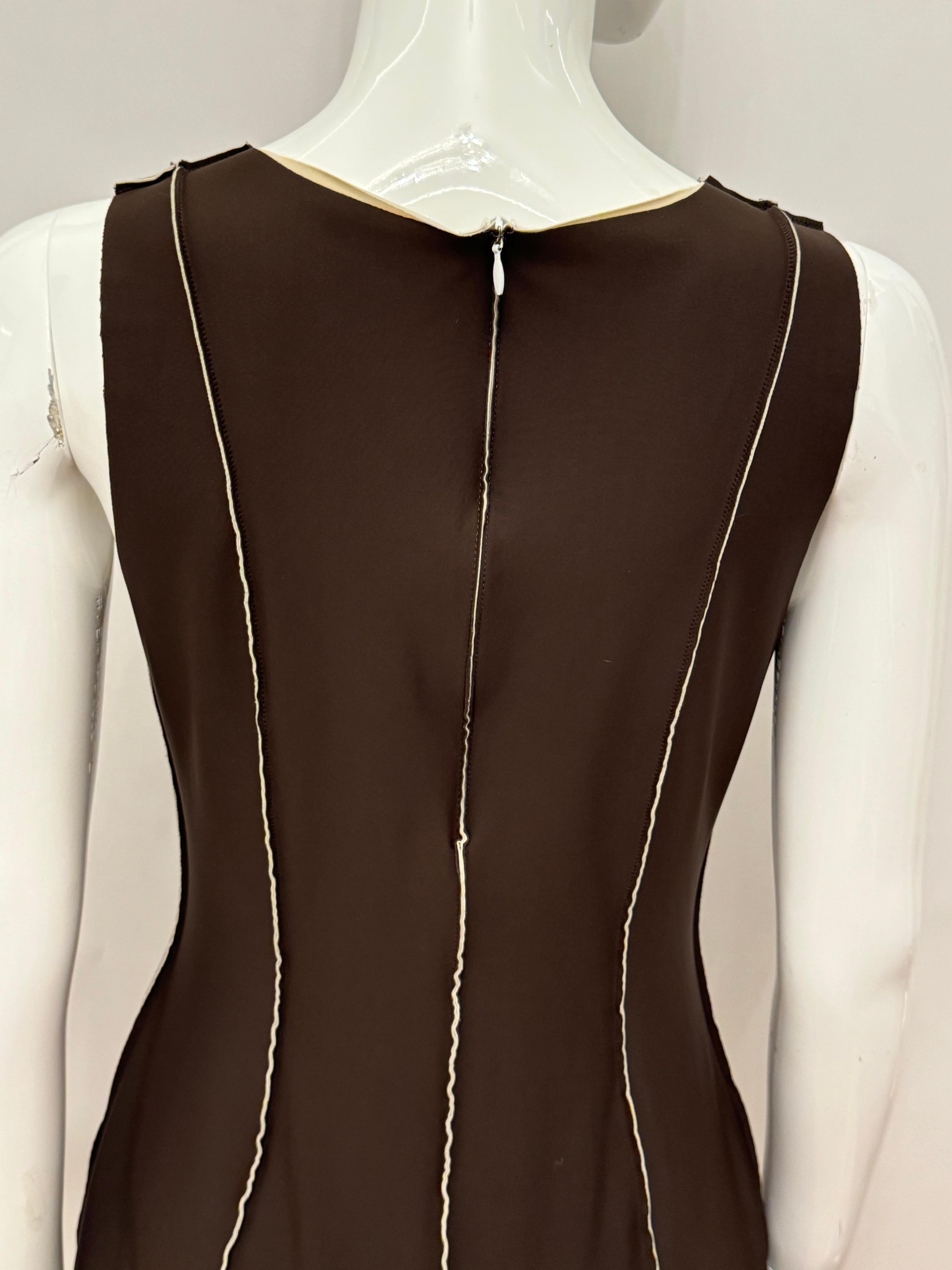 Chanel S/S 1999 robe en néoprène marron avec logo coco mark, vue sur Hailey Bieber en vente 3