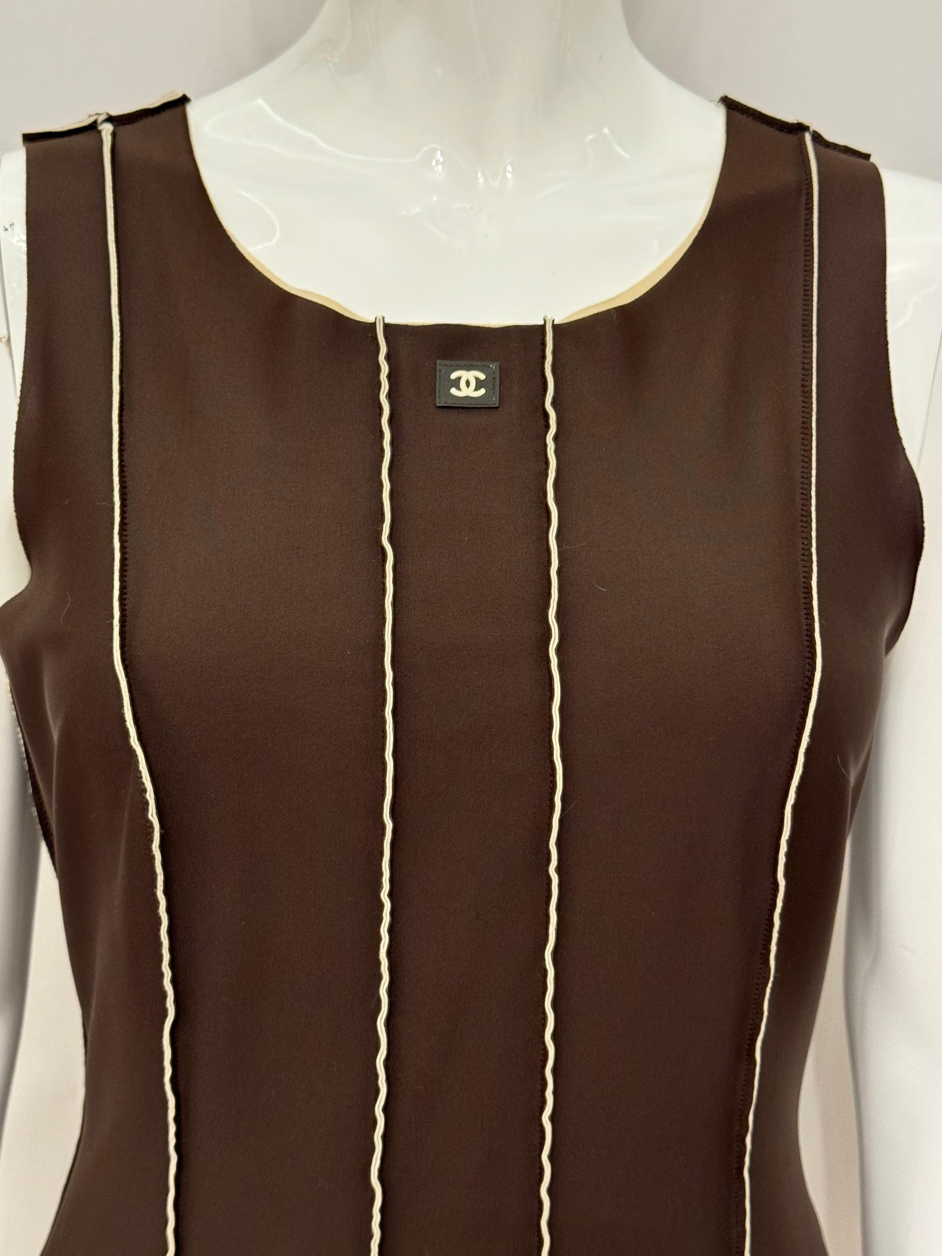 Chanel S/S 1999 robe en néoprène marron avec logo coco mark, vue sur Hailey Bieber en vente 4