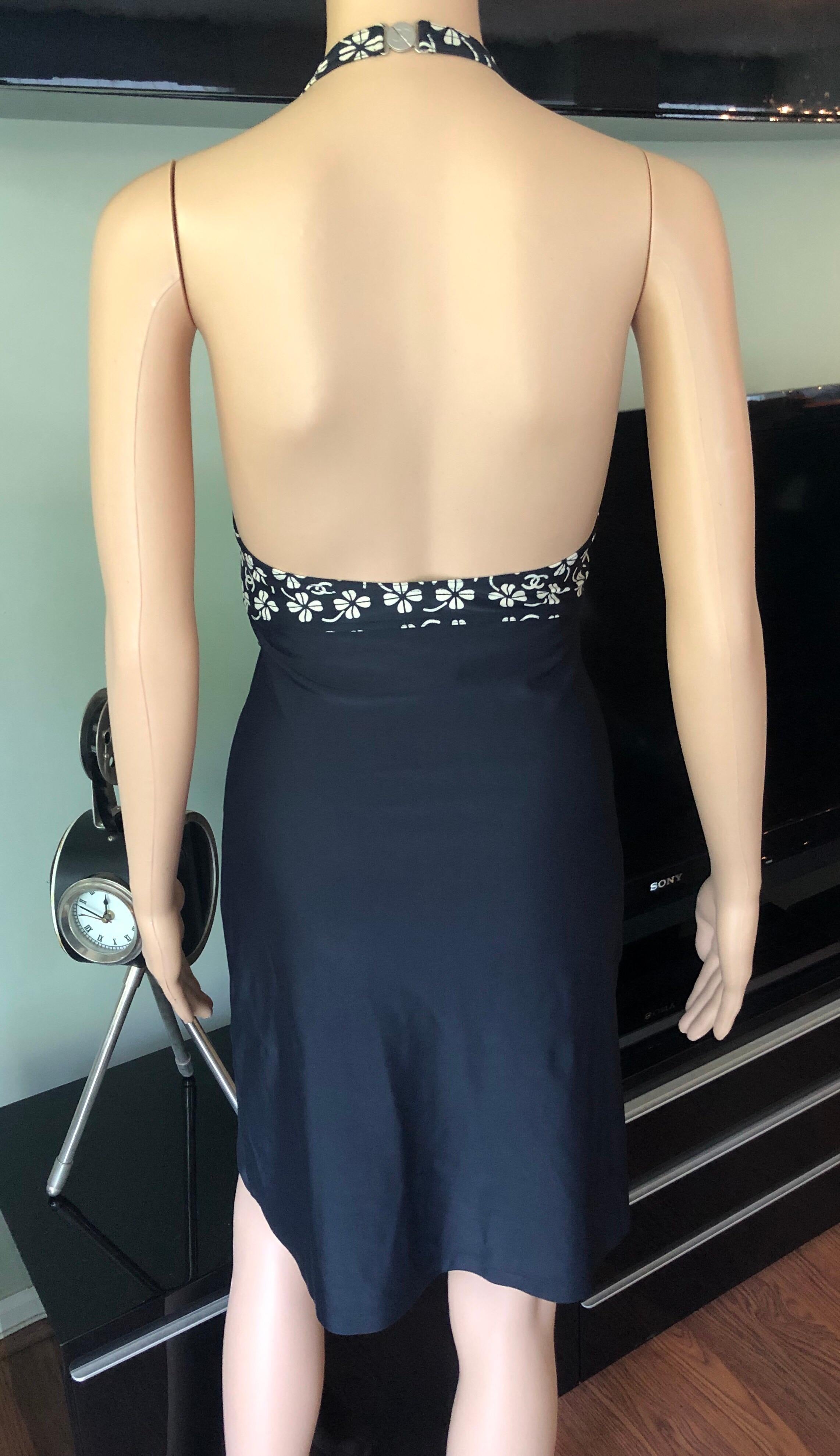 Chanel S/S 2001 CC Logo Trébol Mini Vestido Halter Espalda Abierta en Excelente Estado en Naples, FL