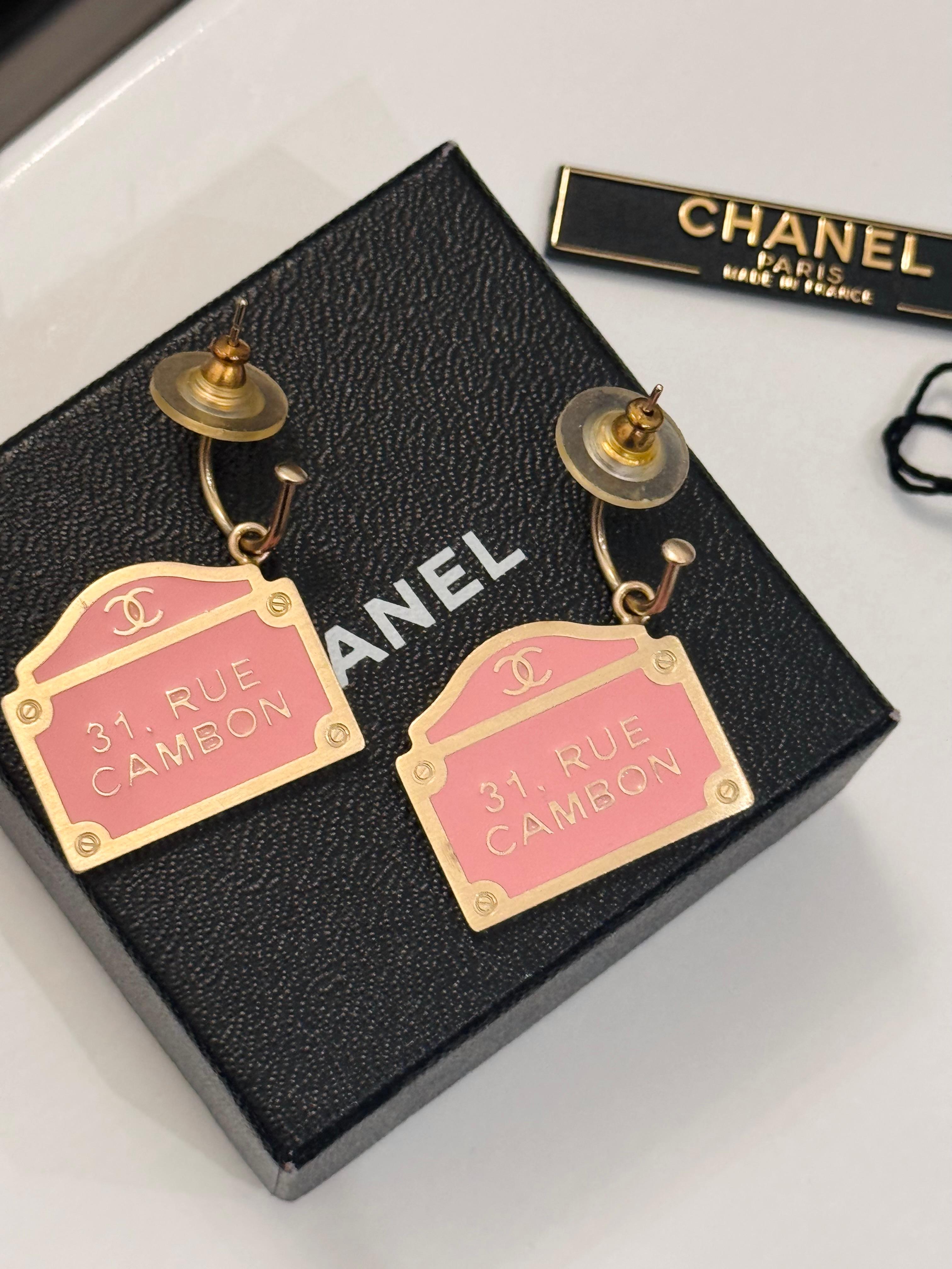 Orecchini con piercing Chanel by Karl Lagerfeld primavera estate 2002, forma parigina, smalto rosa e oro champagne. Viene fornito con scatola e cartellino Chanel della collezione. 
