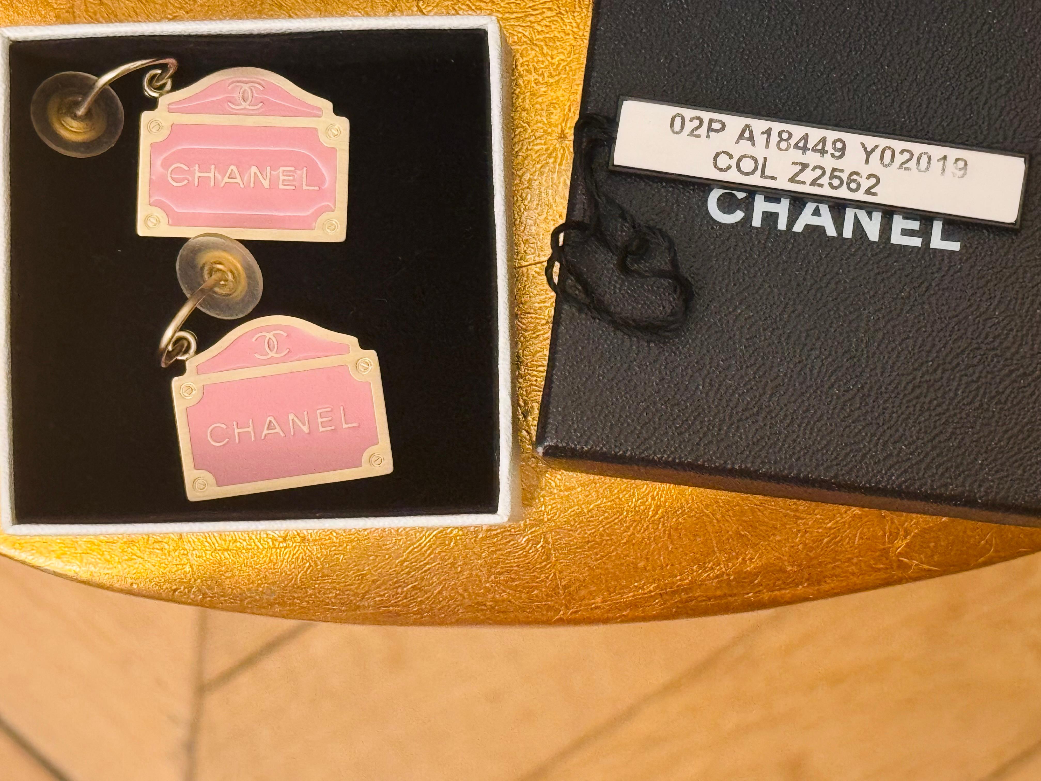 Orecchini Chanel P/E 2002 a forma di strada parigina, smalto rosa, oro e champagne In condizioni buone in vendita a PARIS, FR