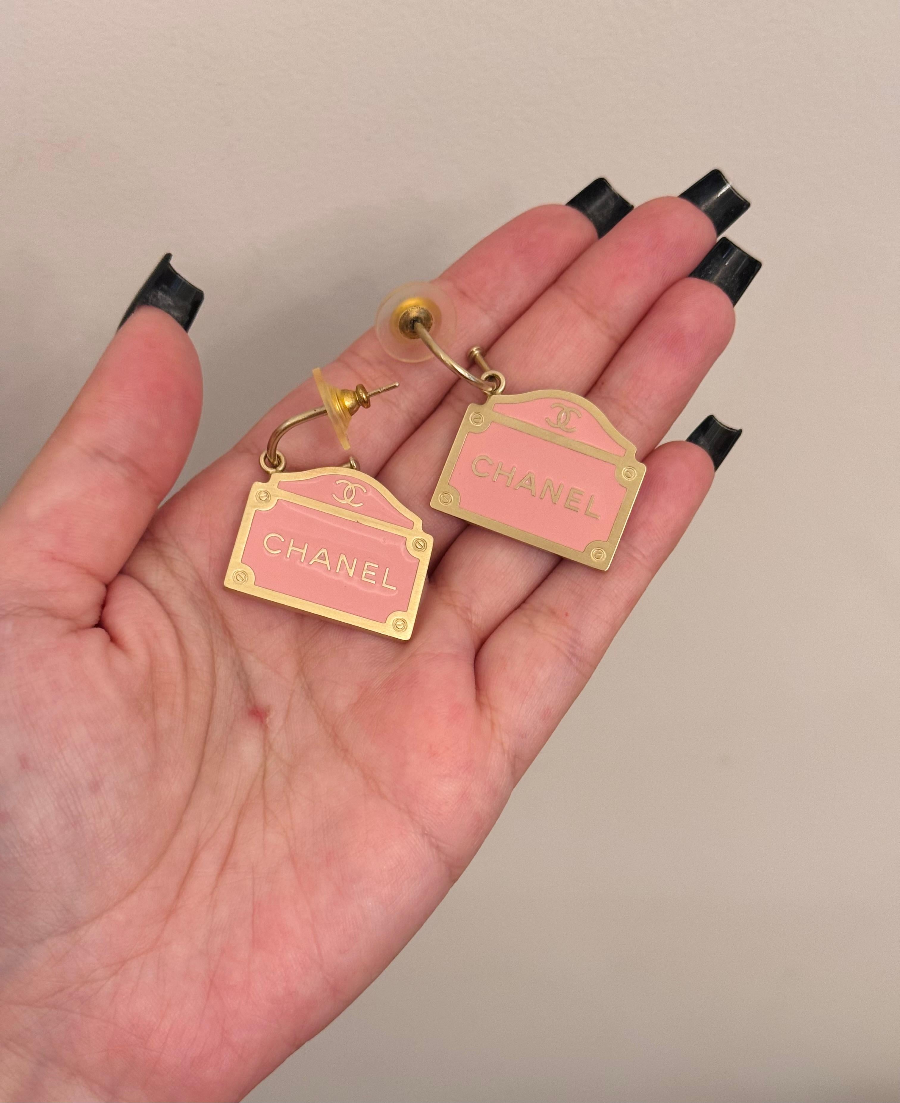 da uomo o donna Orecchini Chanel P/E 2002 a forma di strada parigina, smalto rosa, oro e champagne in vendita