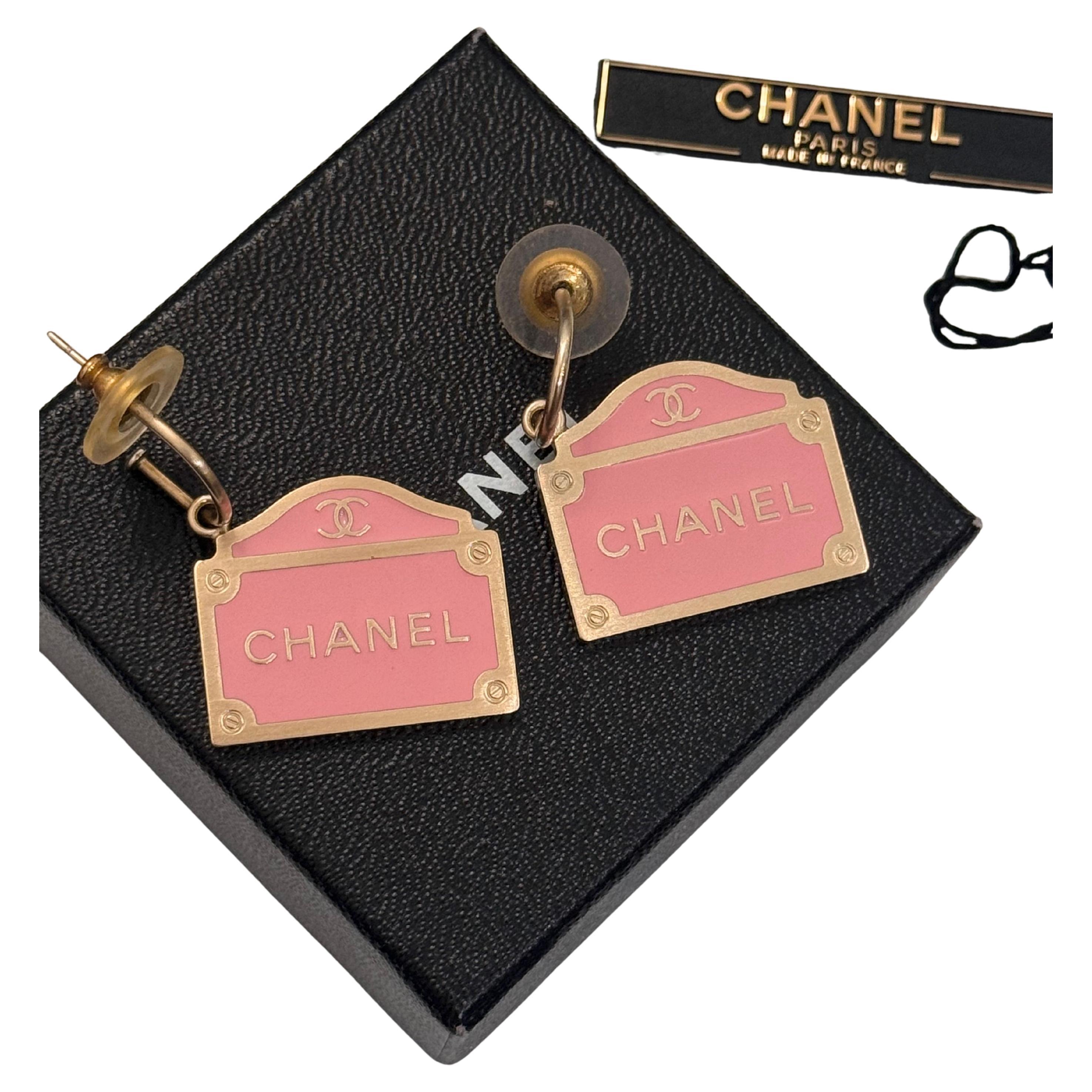 Orecchini Chanel P/E 2002 a forma di strada parigina, smalto rosa, oro e champagne in vendita