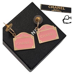 Orecchini Chanel P/E 2002 a forma di strada parigina, smalto rosa, oro e champagne