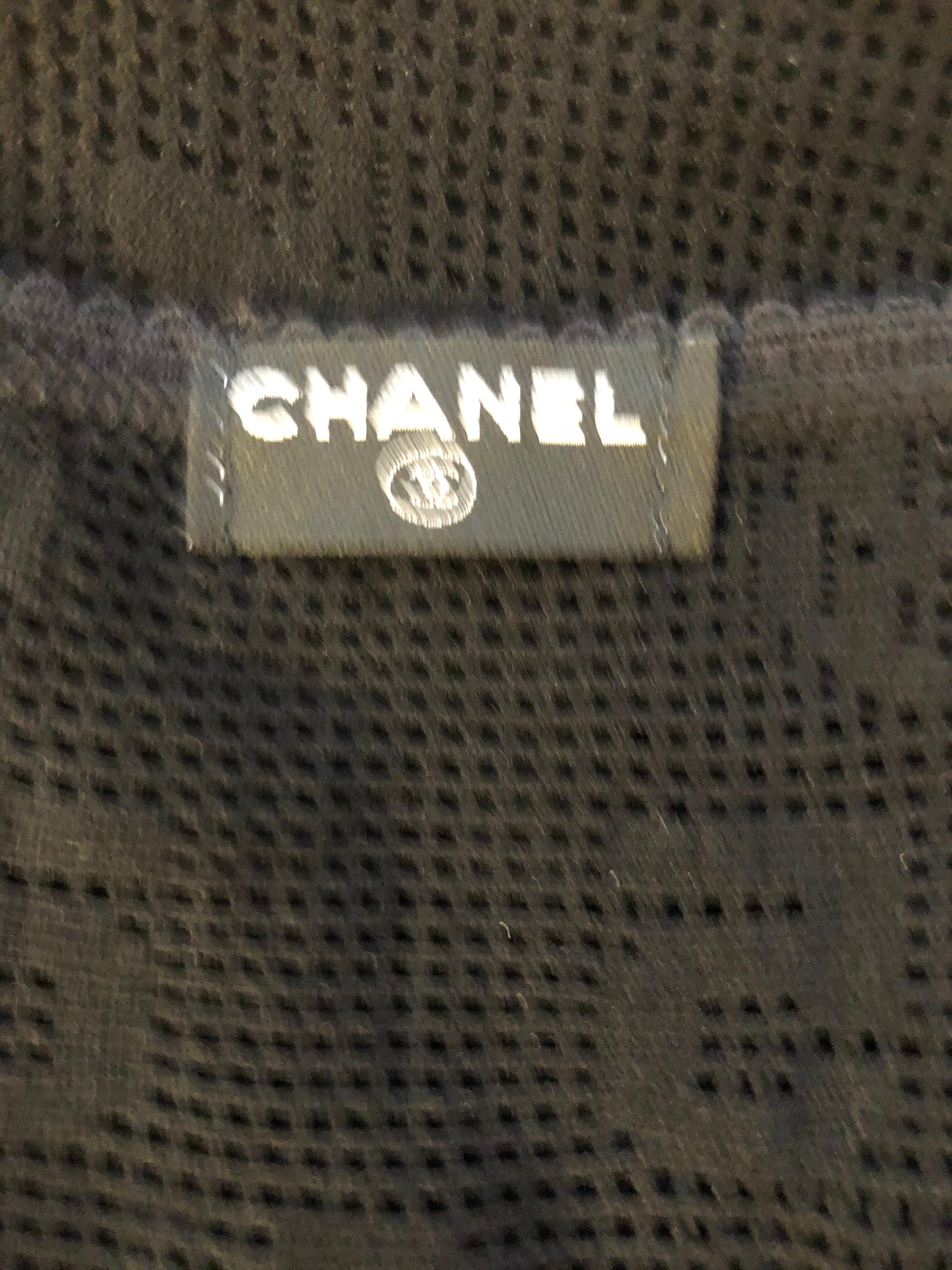 chanel logo top