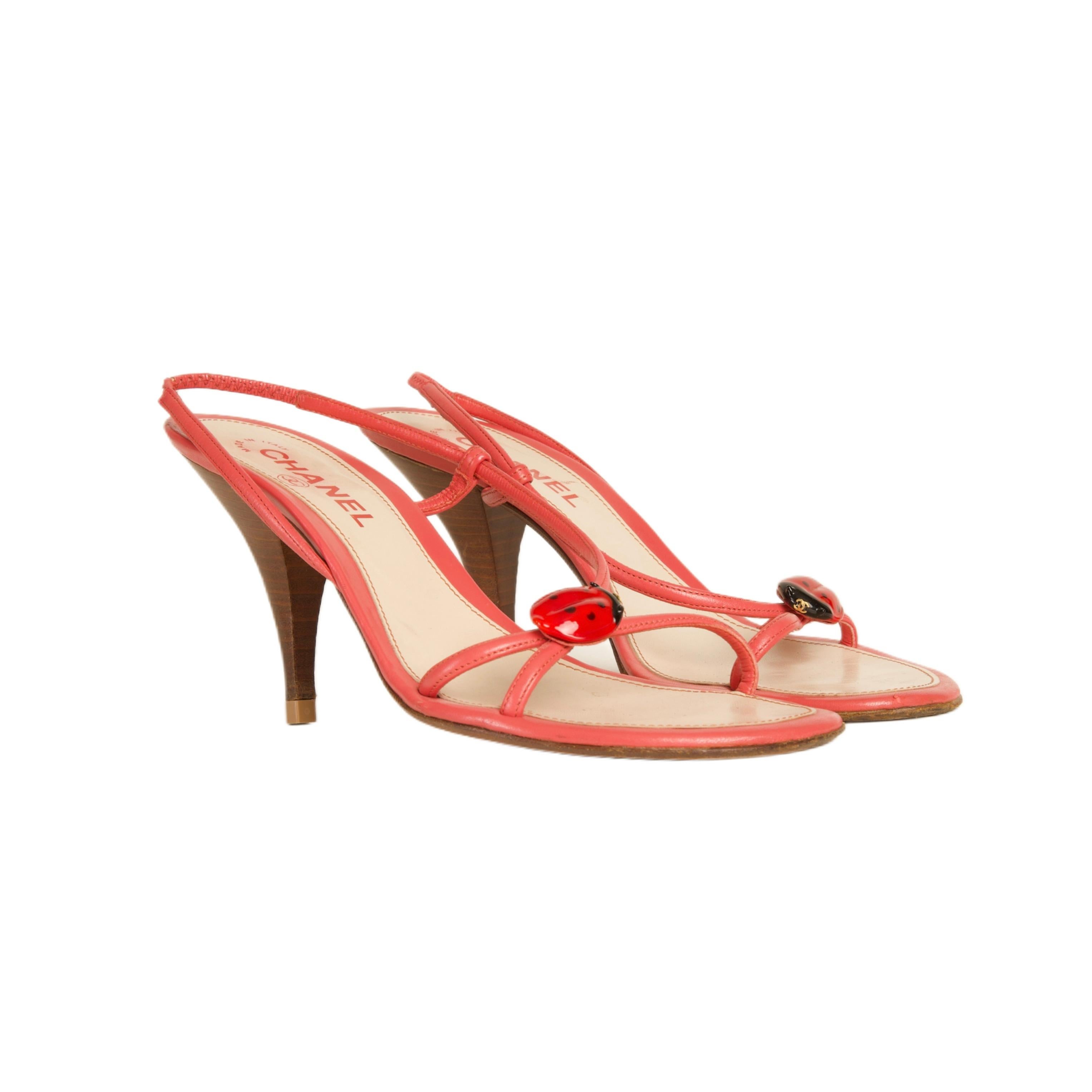 Il prezzo diretto è di 1.900€.

Interdite Vintage presenta un paio di Chanel S/S 2004 Ladybug Pink Leather Slingback Heels

- Chanel di Karl Lagerfeld

- Dalla collezione primavera/estate 2004

- Come visto su Hailey Bieber. Di proprietà anche di